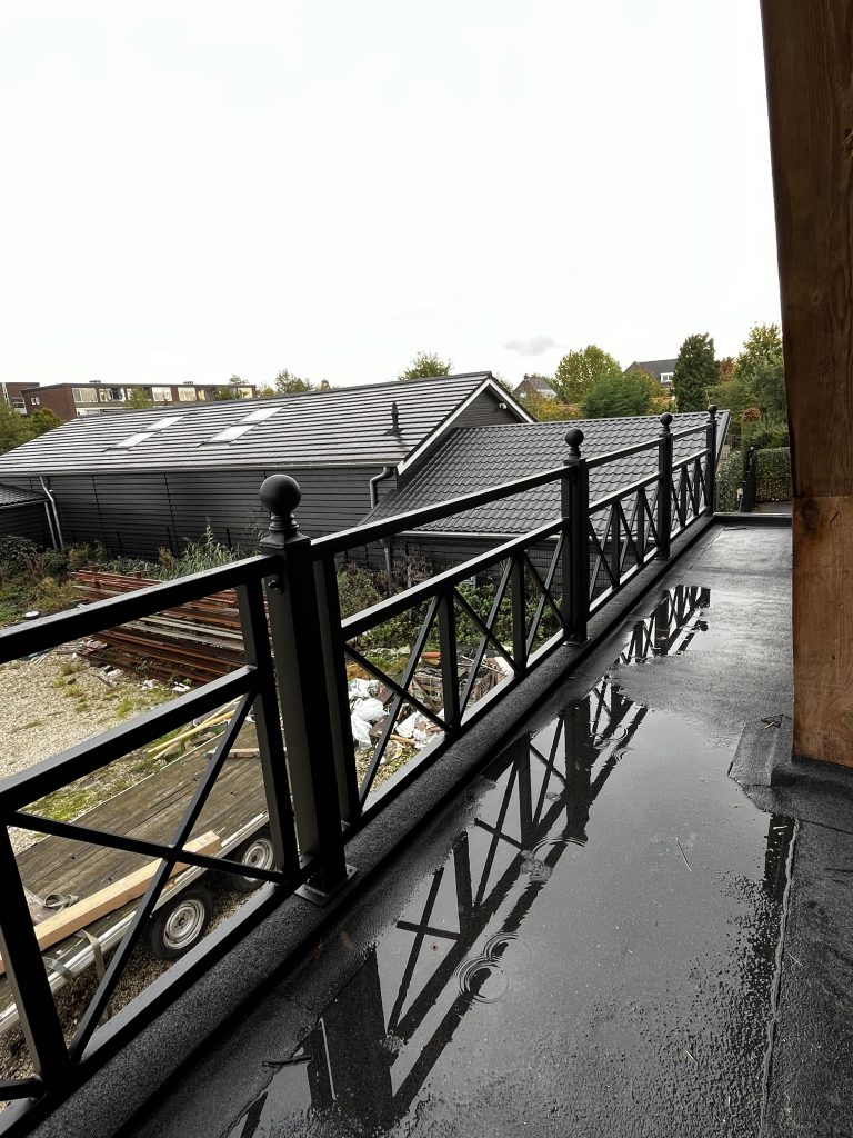 Gerealiseerde stalen balustrade in een interieur