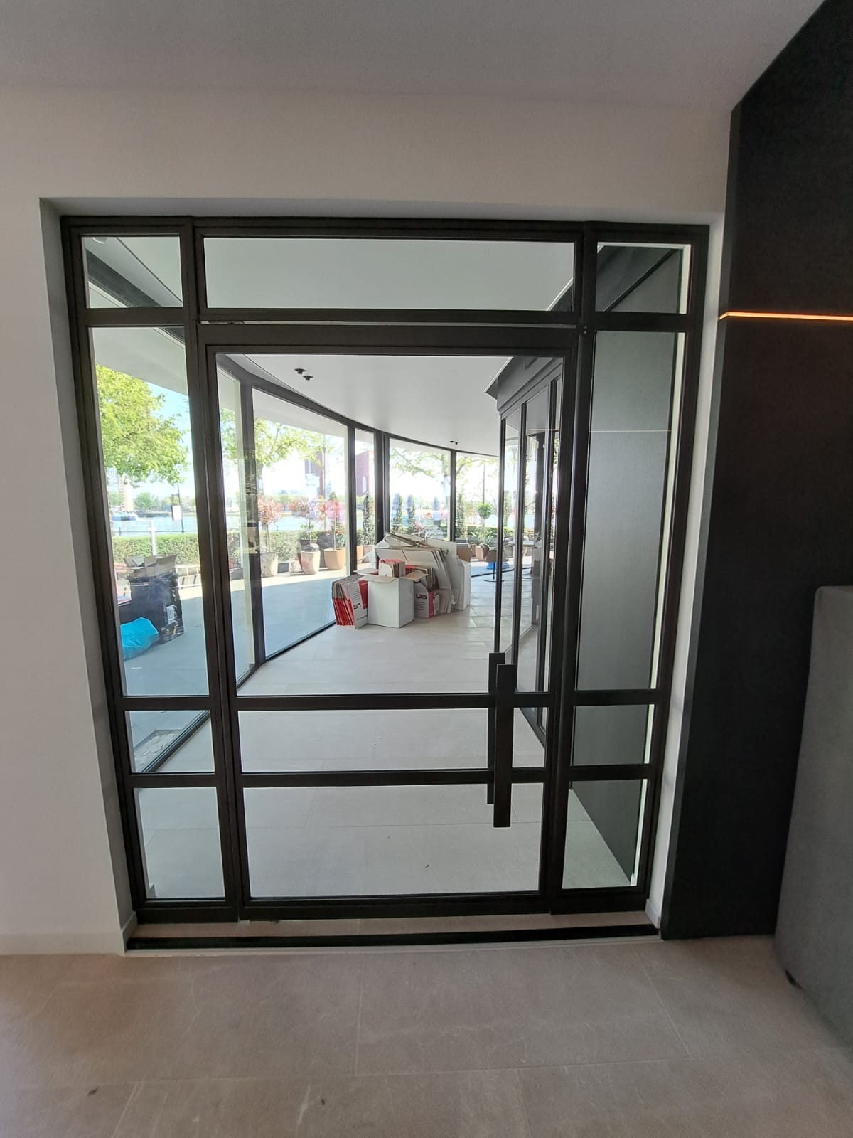 Close-up beglazing rookglas en fijn profiel van stalen binnendeuren Parkheuvel Rotterdam, ambachtelijke lasnaden zichtbaar