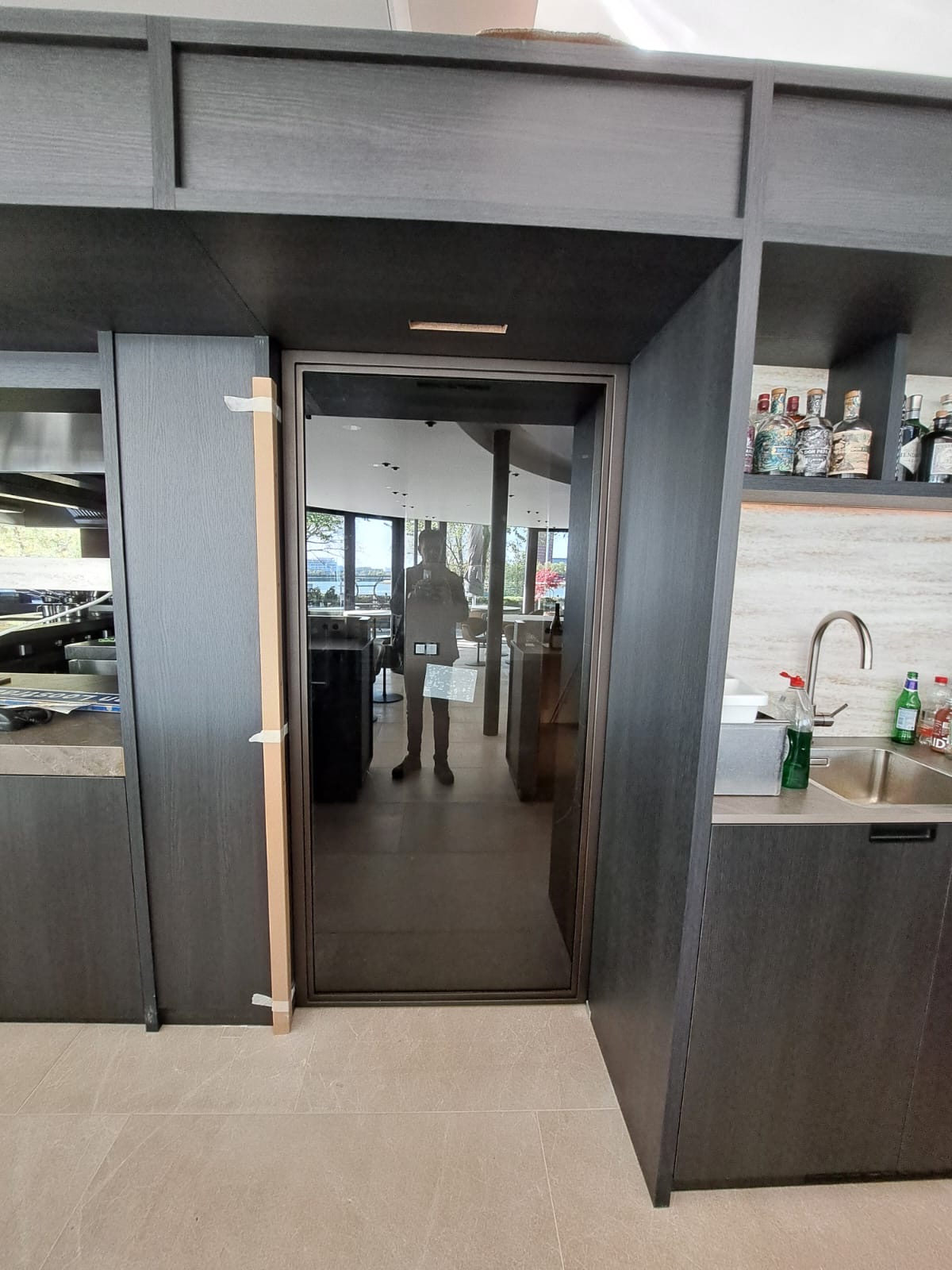 Overzicht van entree met stalen taatsdeuren en schuifdeur, Anonic Dark Brons, Restaurant Parkheuvel Rotterdam