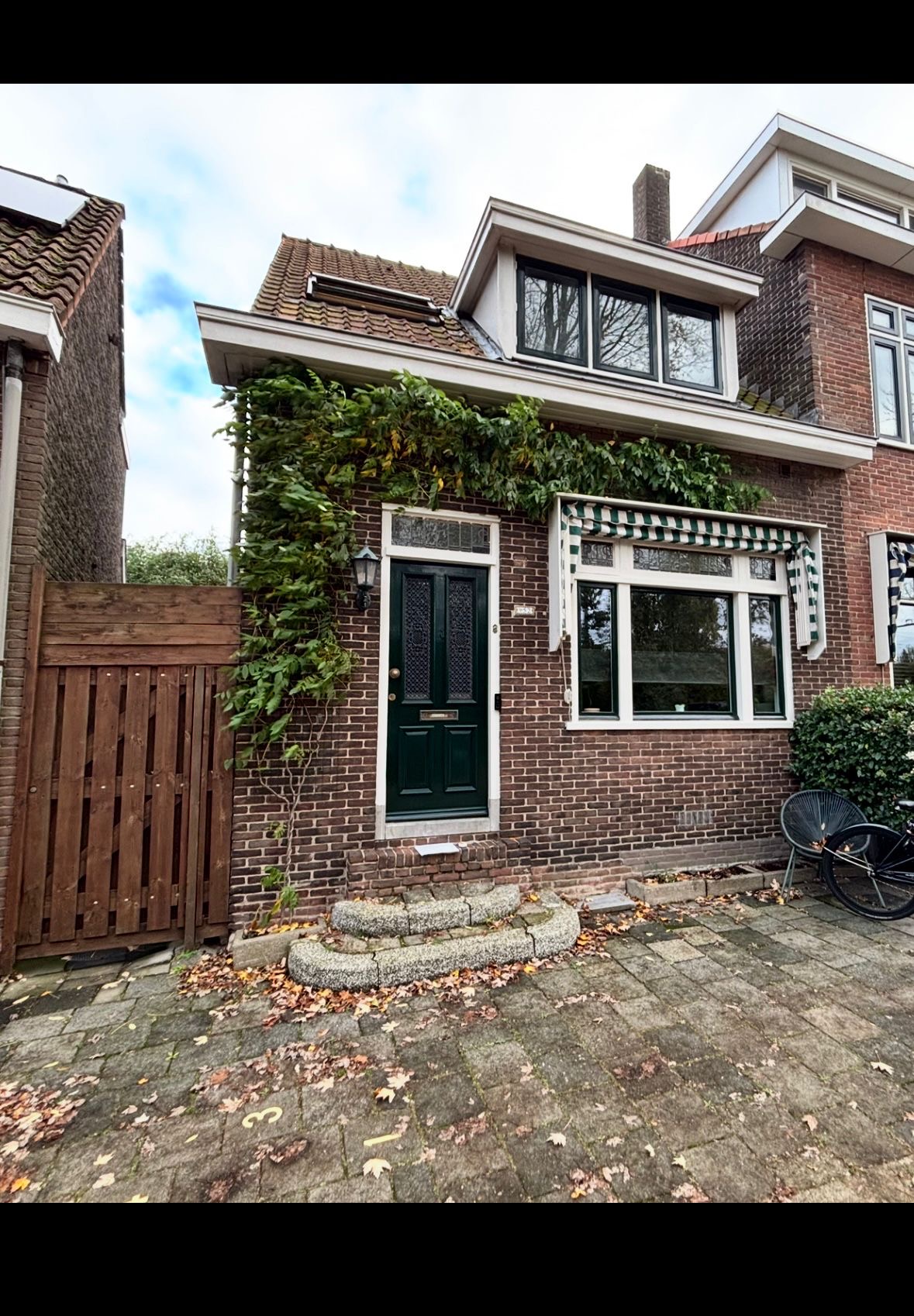 Maatwerk stalen balustrade en trapleuning Dordrecht RAL 9005 bij voorentree met klassieke details