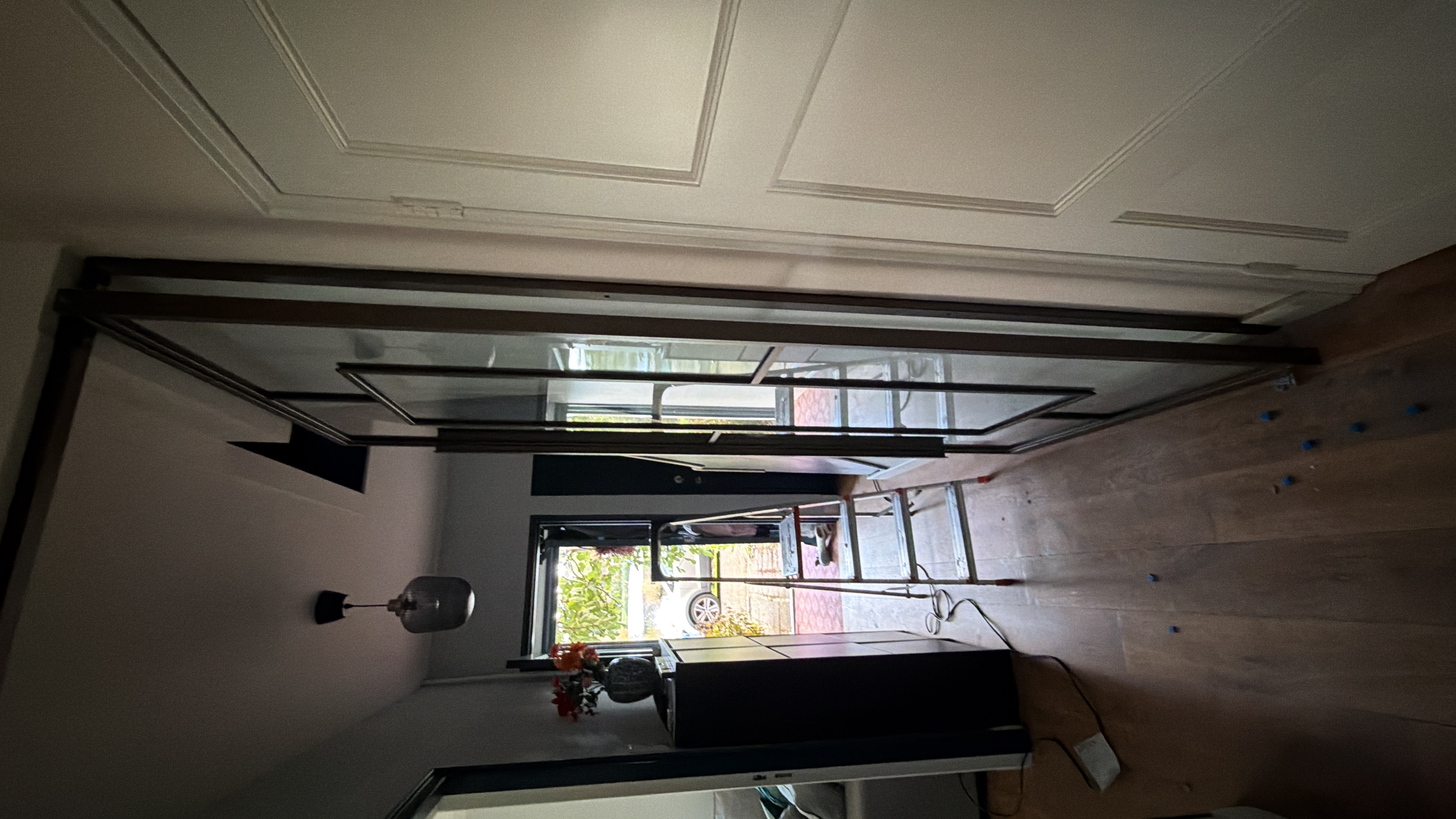 Zijaanzicht stalen taatsdeur in Anonic Brown structuur met helder glas, Alblasserdam