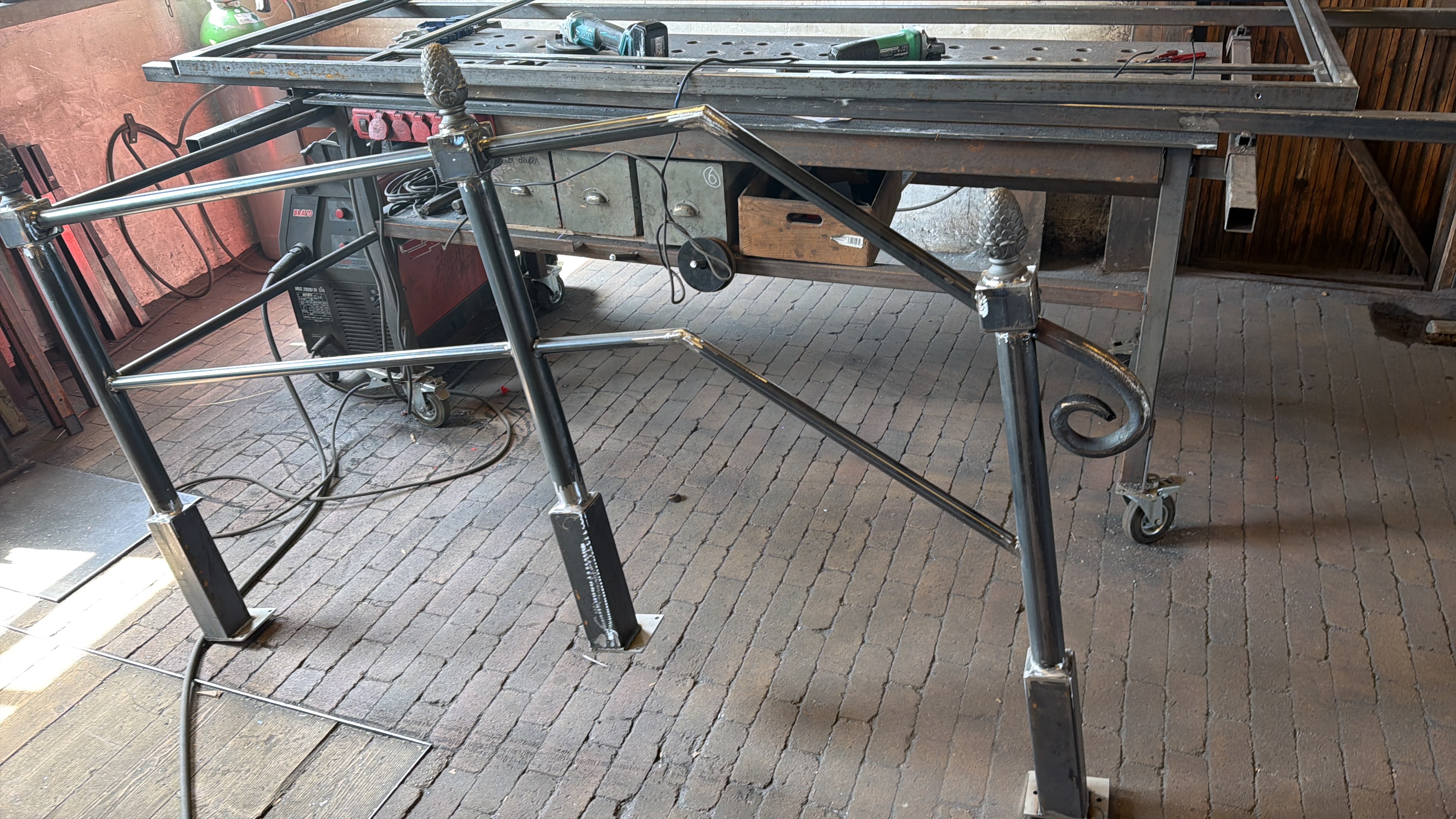 Sierlijke klassieke details en ronde handregel in stalen balustrade bij herenhuis Dordrecht