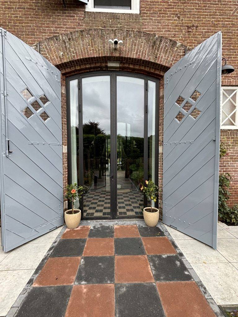 Stalen deuren Rheden: Detail van een stalen binnendeur met glas, passend bij de puien in Rheden