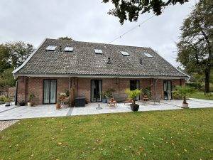 Stalen deuren Rheden: Strakke stalen pui als afscheiding tussen woonkamer en hal in een woning in Rheden