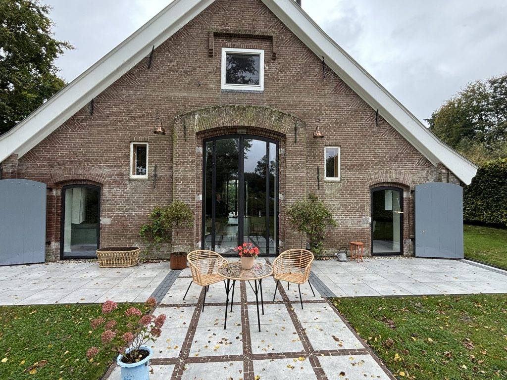 Stalen deuren Rheden: Overzicht van de stalen deuren en puien die een industriële look geven aan de woning in Rheden