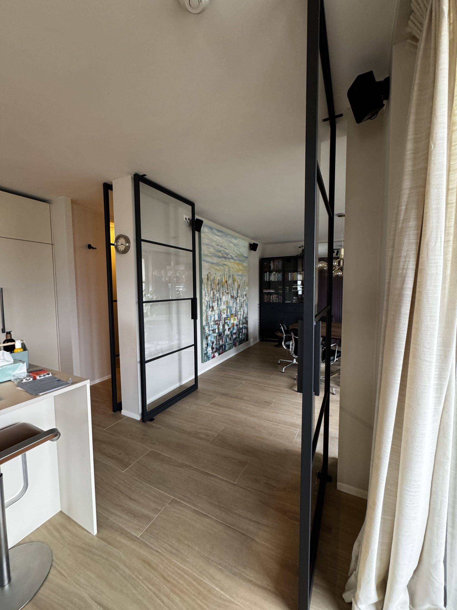 Dubbele en enkele stalen taatsdeuren in RAL 7021 — Amsterdam