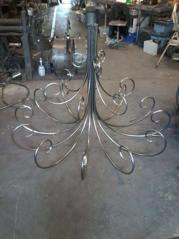 Opbouw van de handgesmede kroonluchter in de werkplaats