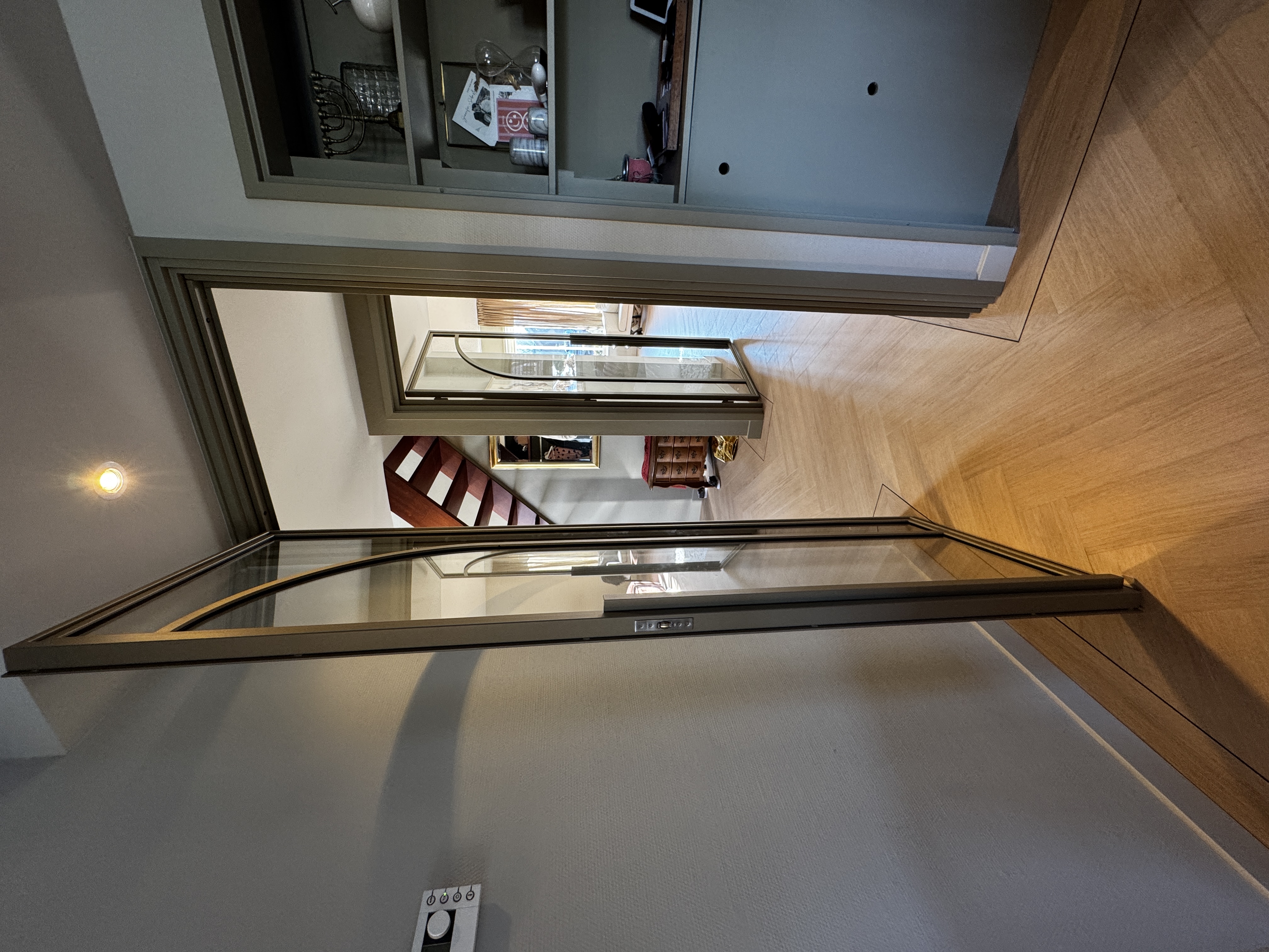 Onderste paneel van stalen scharnierdeur, medium brons in een interieur in Veenendaal