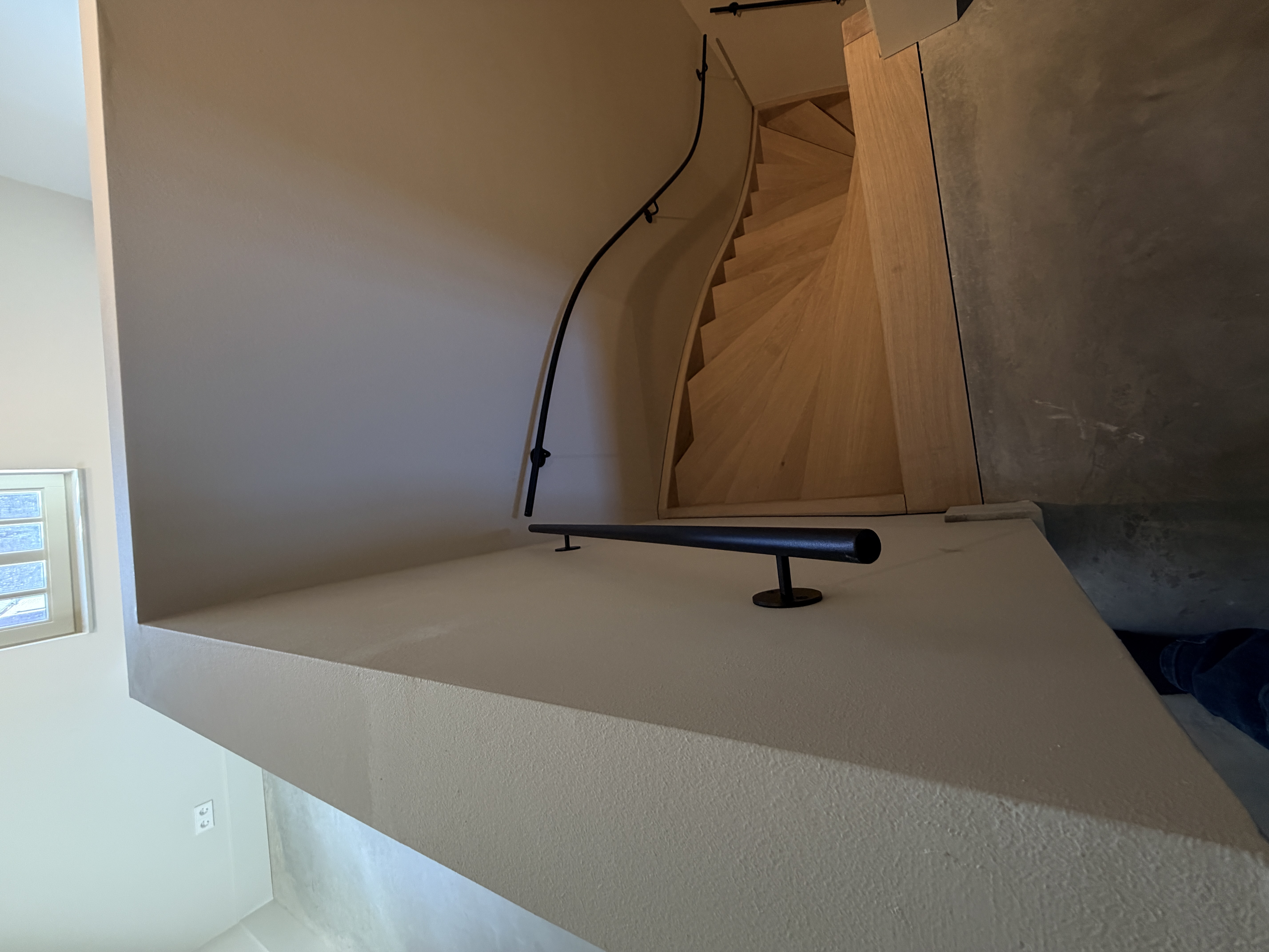 Stalen trapleuning in s-Gravenzande | Strakke maatwerk leuning voor moderne trap