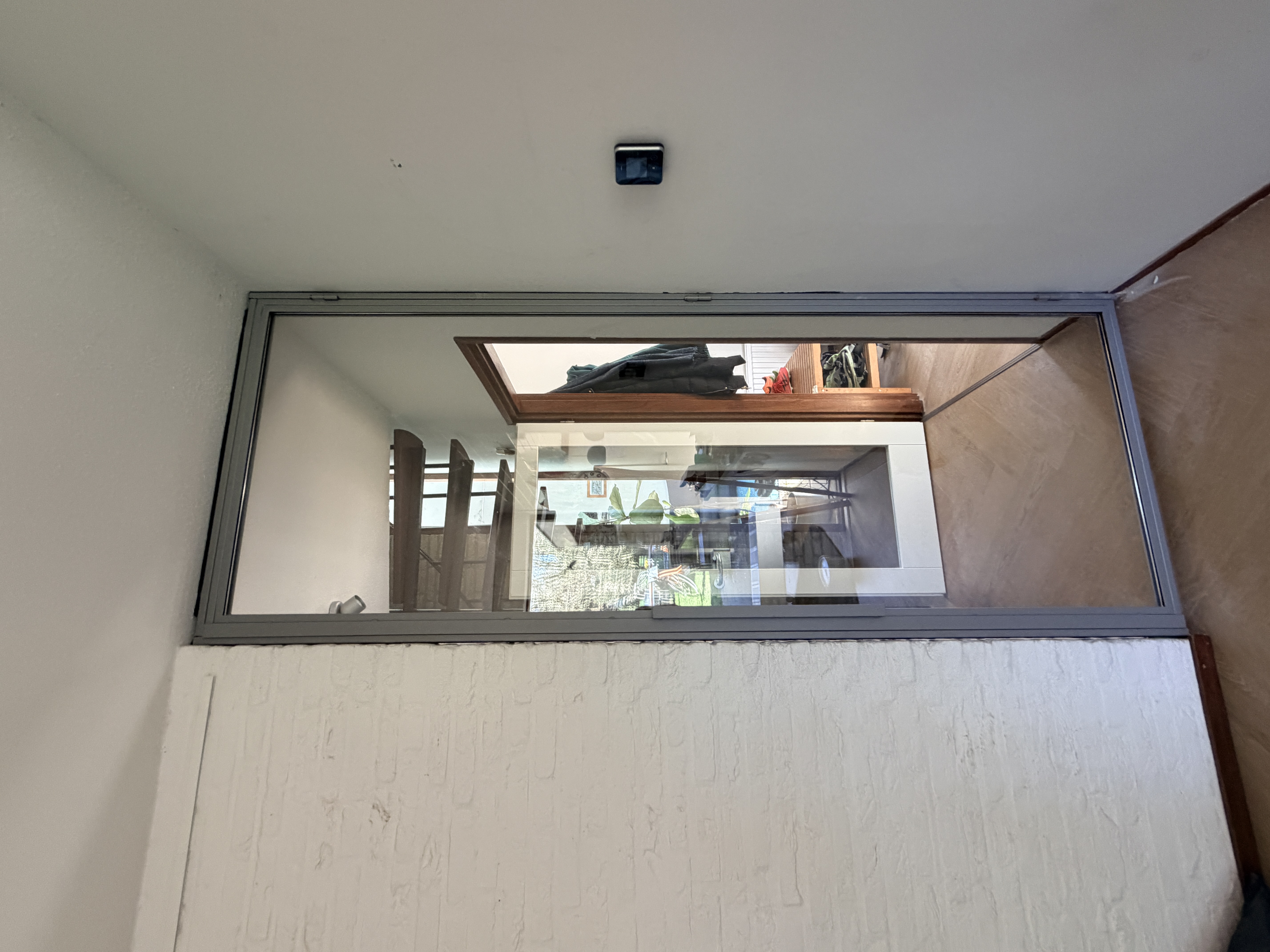Interieur met stalen deuren en trappartij in Maarn, gezien vanuit de woonkamer