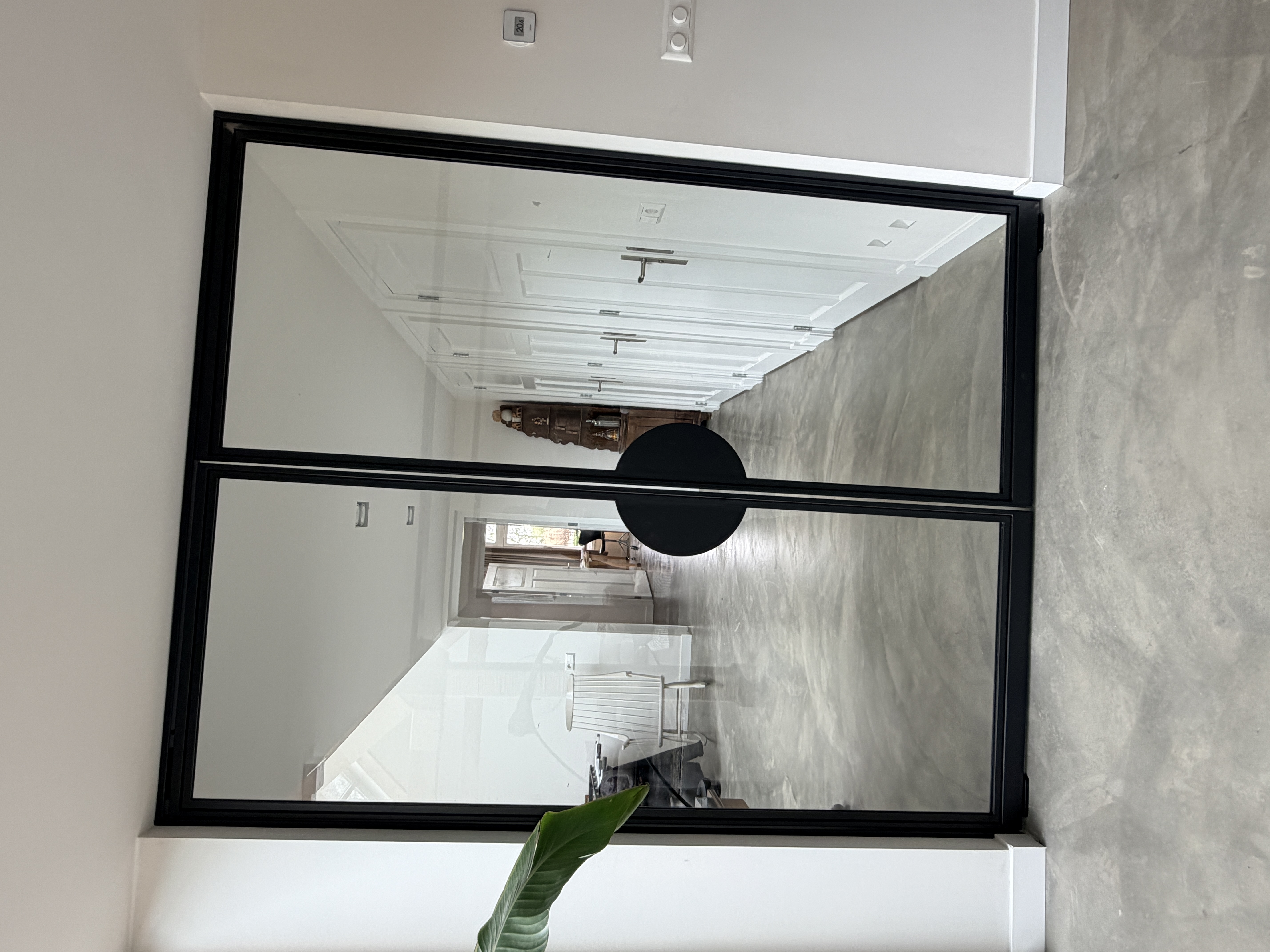 Close-up van ronde handgreep en centrale sluiting op dubbele stalen taatsdeuren Ouderkerk a/d Amstel