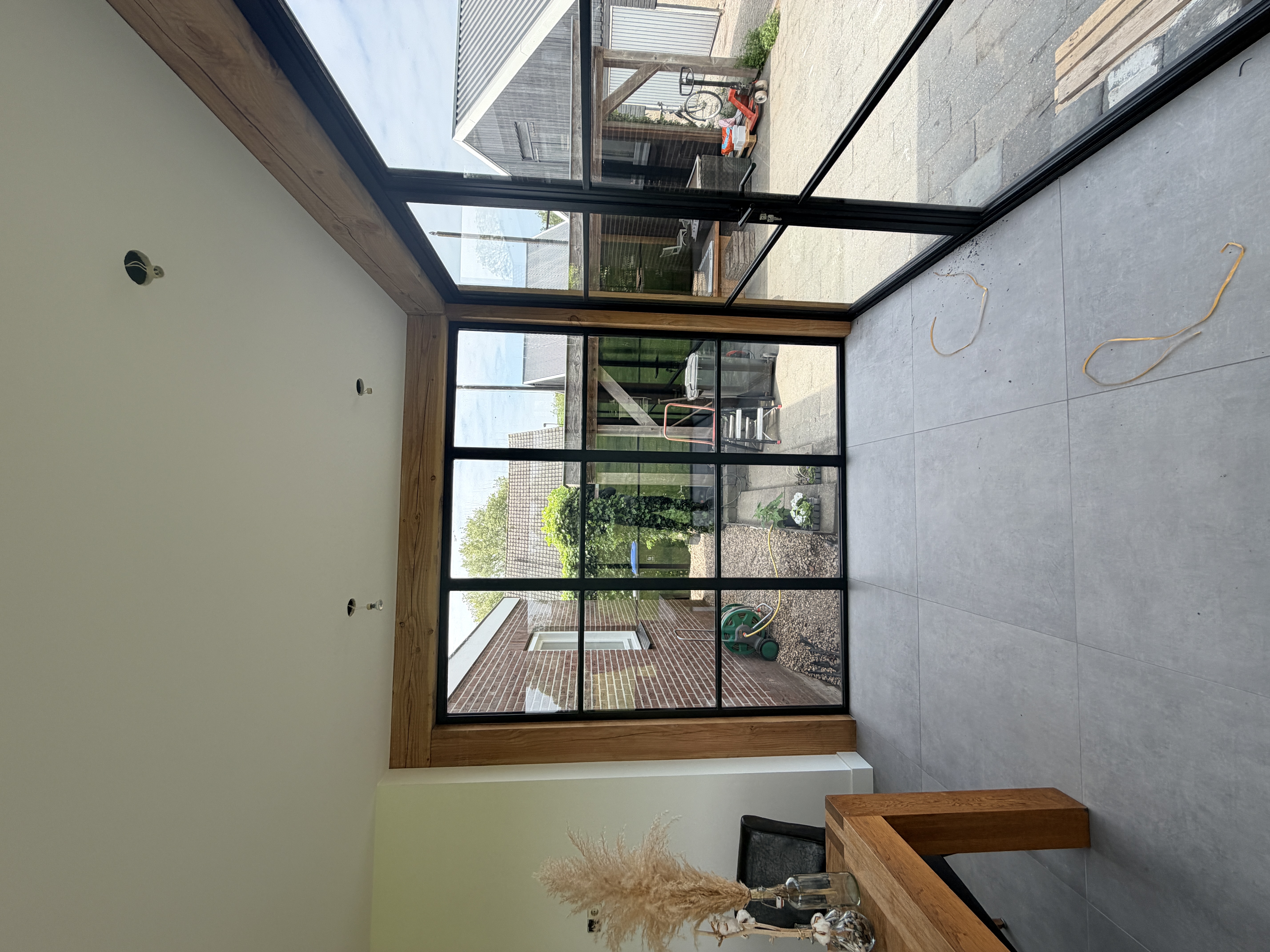 Detail stalen profiel en glasverbinding bij buitendeur Lopik, maatwerk buiten deuren en kozijnen