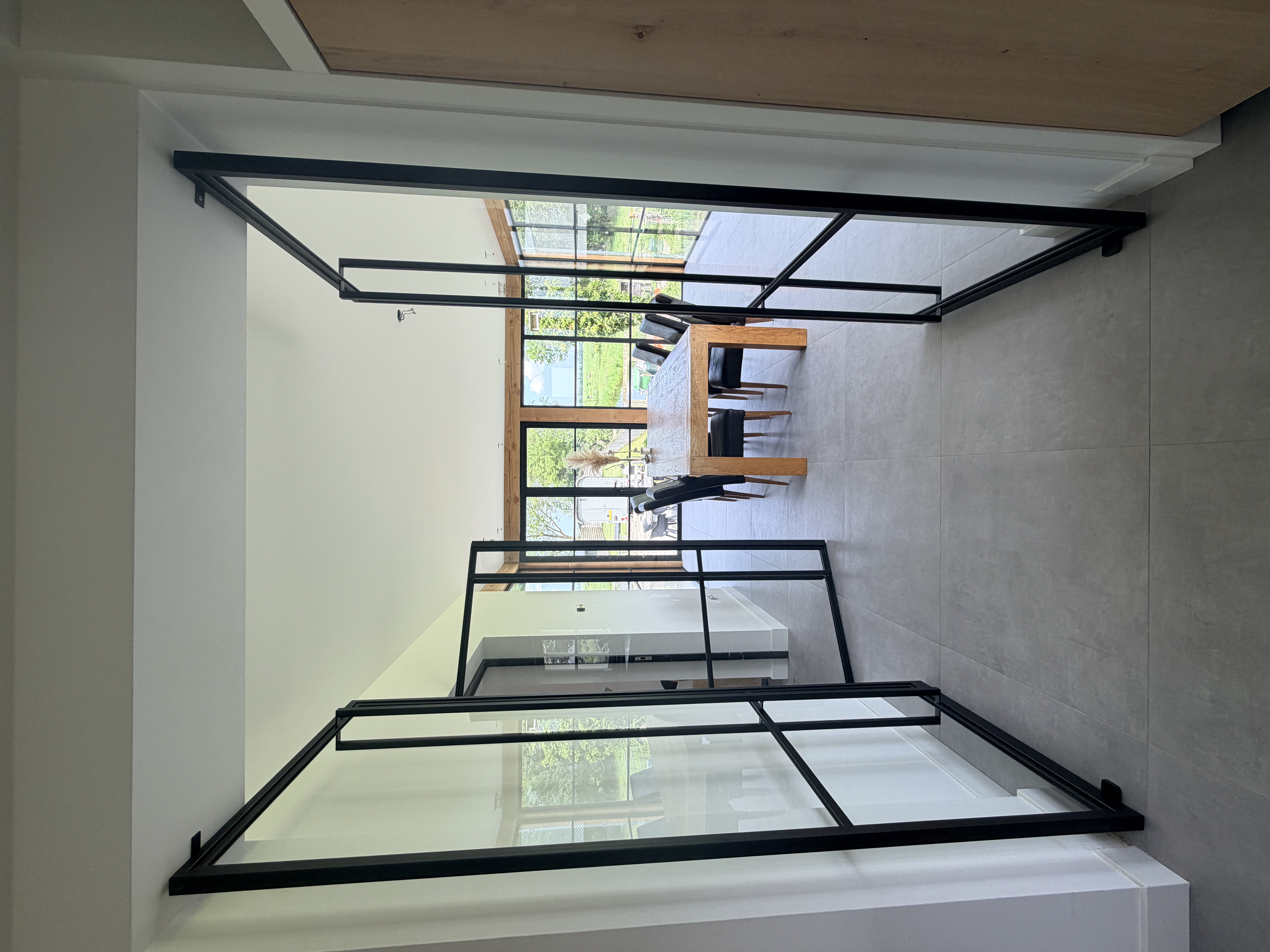 Stalen binnendeuren en dubbele taatsdeur in Lopik met slanke RAL 9005 FS profielen en glas