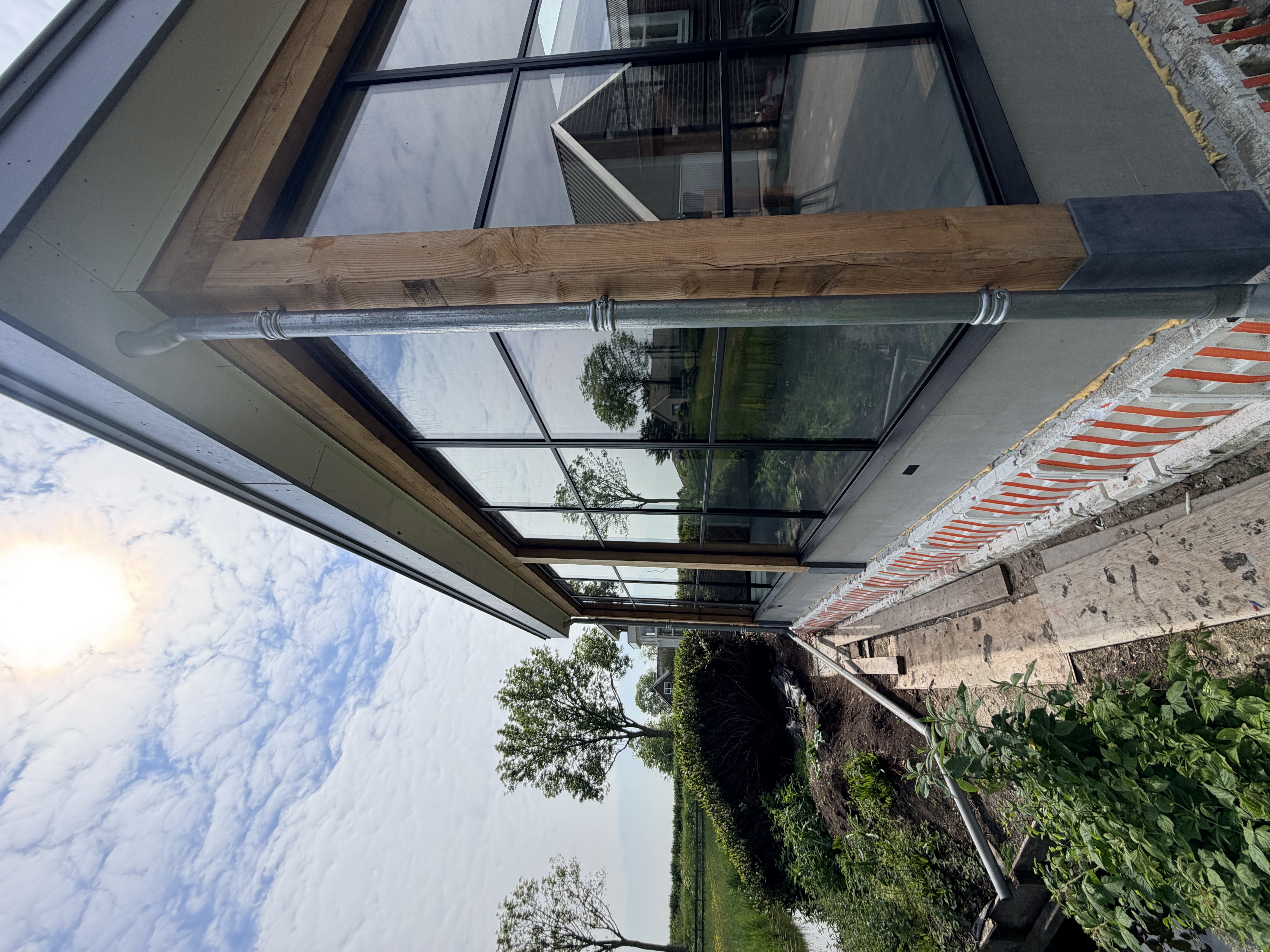 Enkele stalen buitendeur Lopik met driepuntsluiting en gelaagd veiligheidsglas, TAL 9005 FS