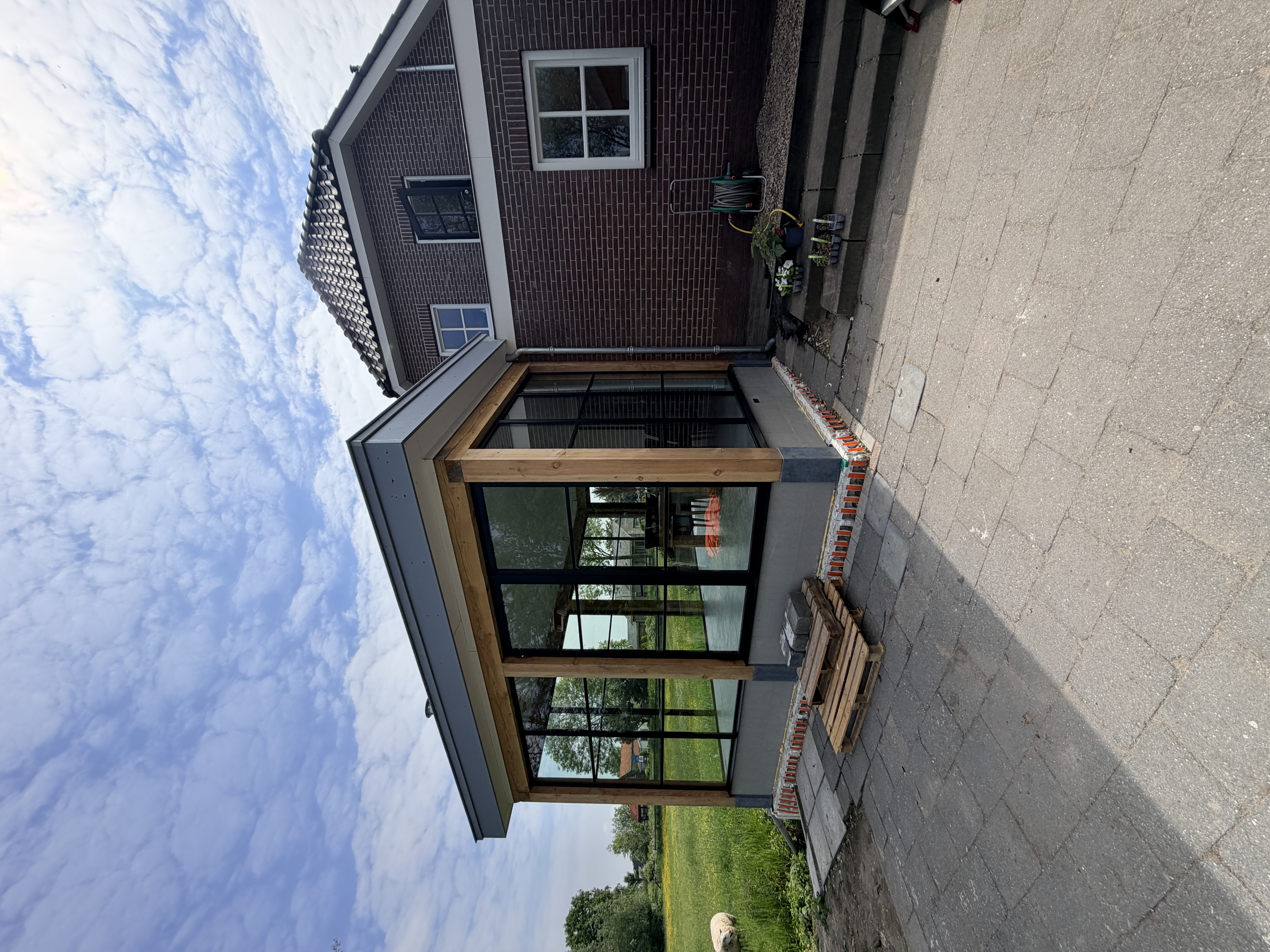 Dubbele en enkele stalen buitendeuren Lopik met grote glasvlakken en slanke profielen, TAL 9005 FS