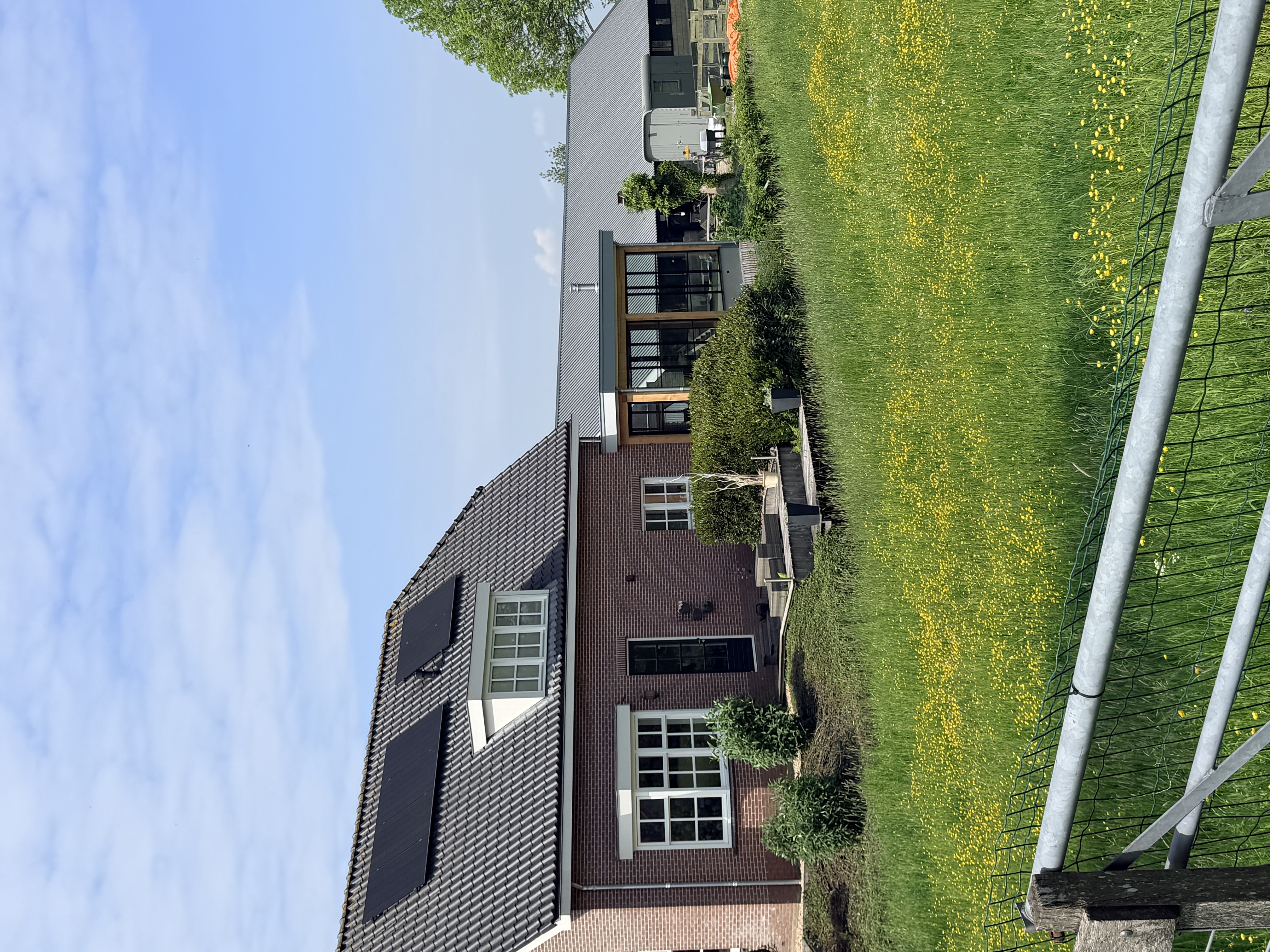 Close-up stalen buitendeur Lopik met driedelige glasvakken en zwarte TAL 9005 FS afwerking