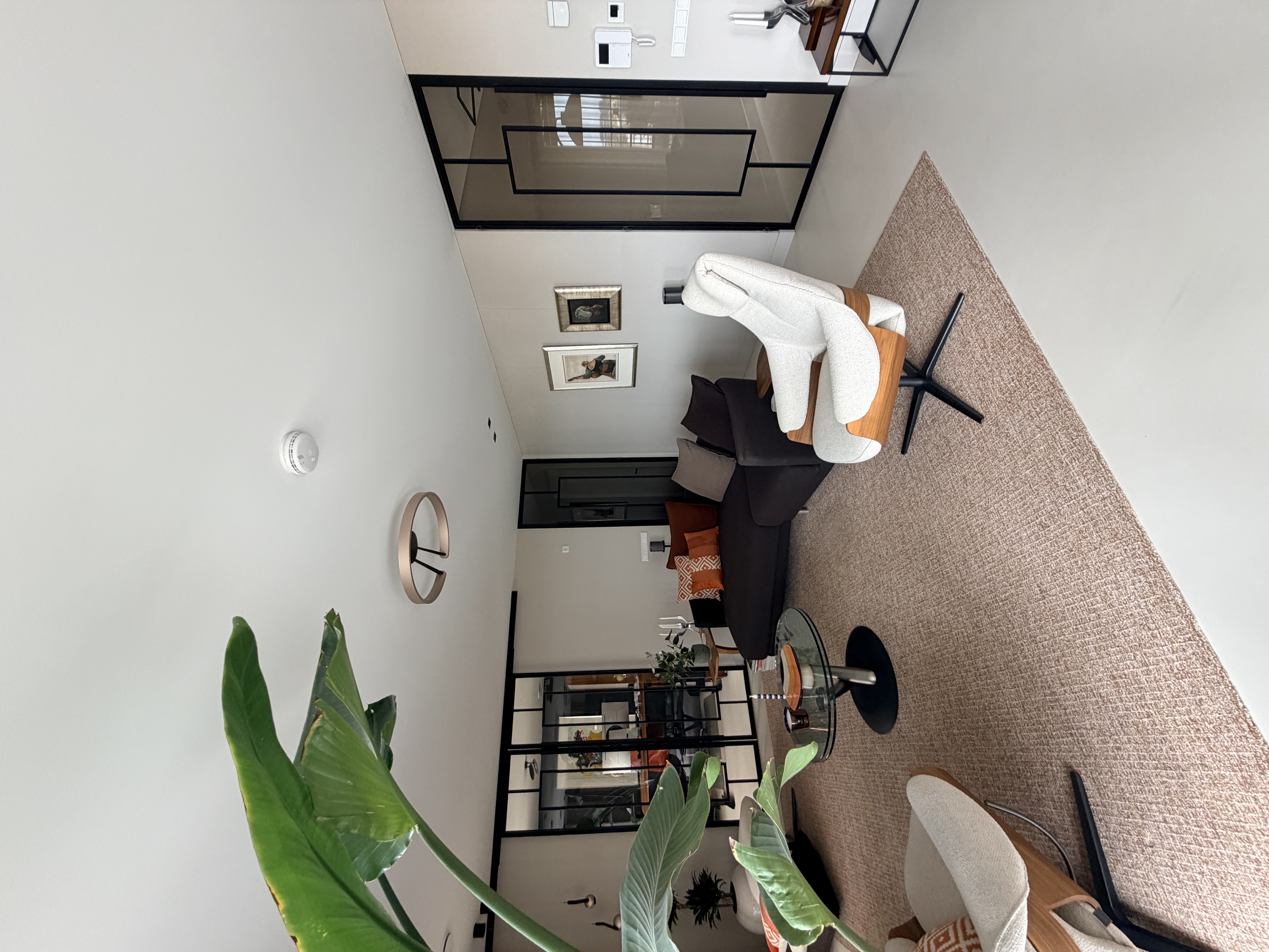 Woonkamer met dubbele stalen schuifdeur en brons glas in Naaldwijk, RAL 9005 structuur