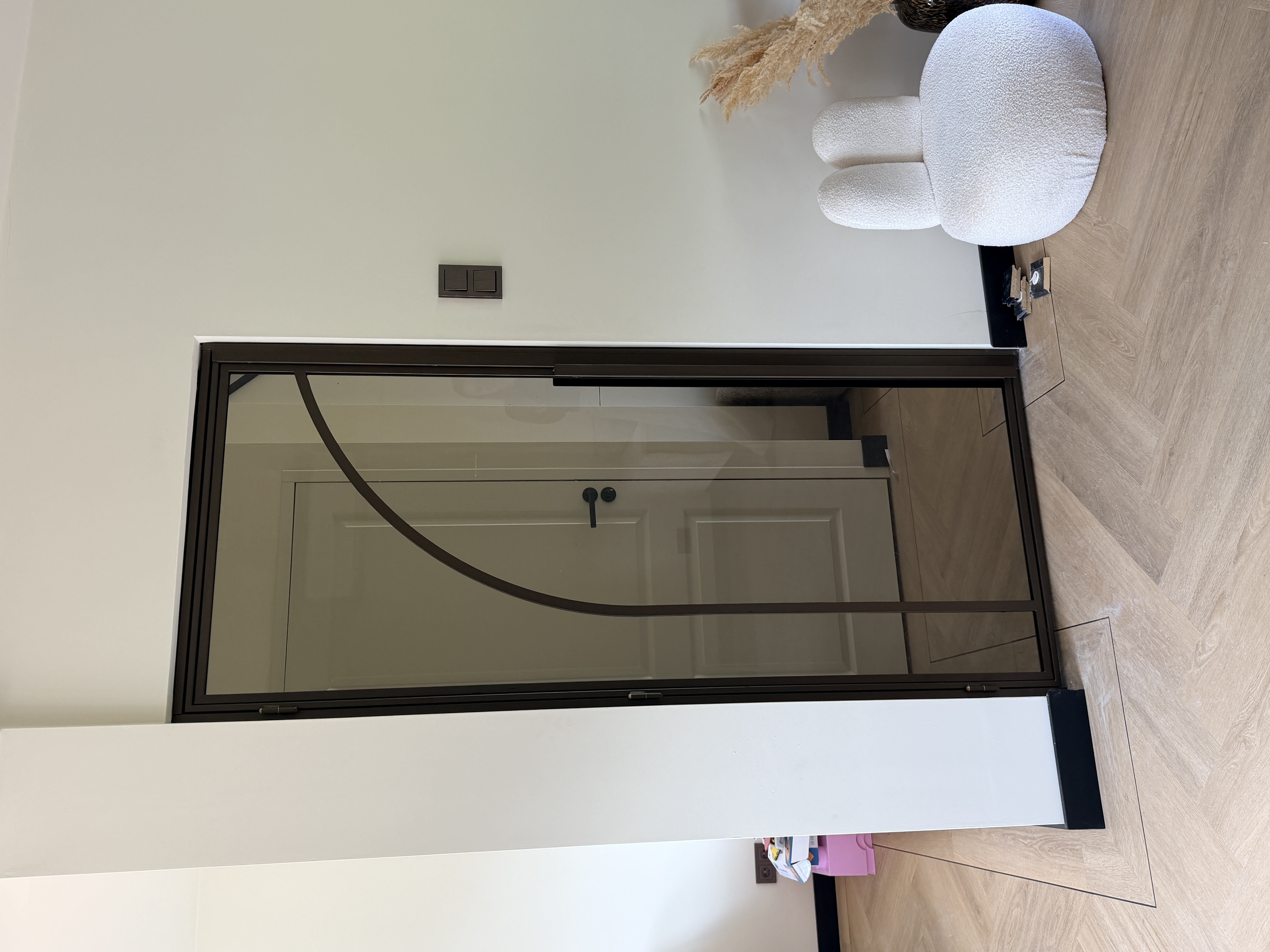 Ronde belijning en bronsglas van stalen scharnierdeur in Anodic Brown, project Dordrecht, stalen binnendeur