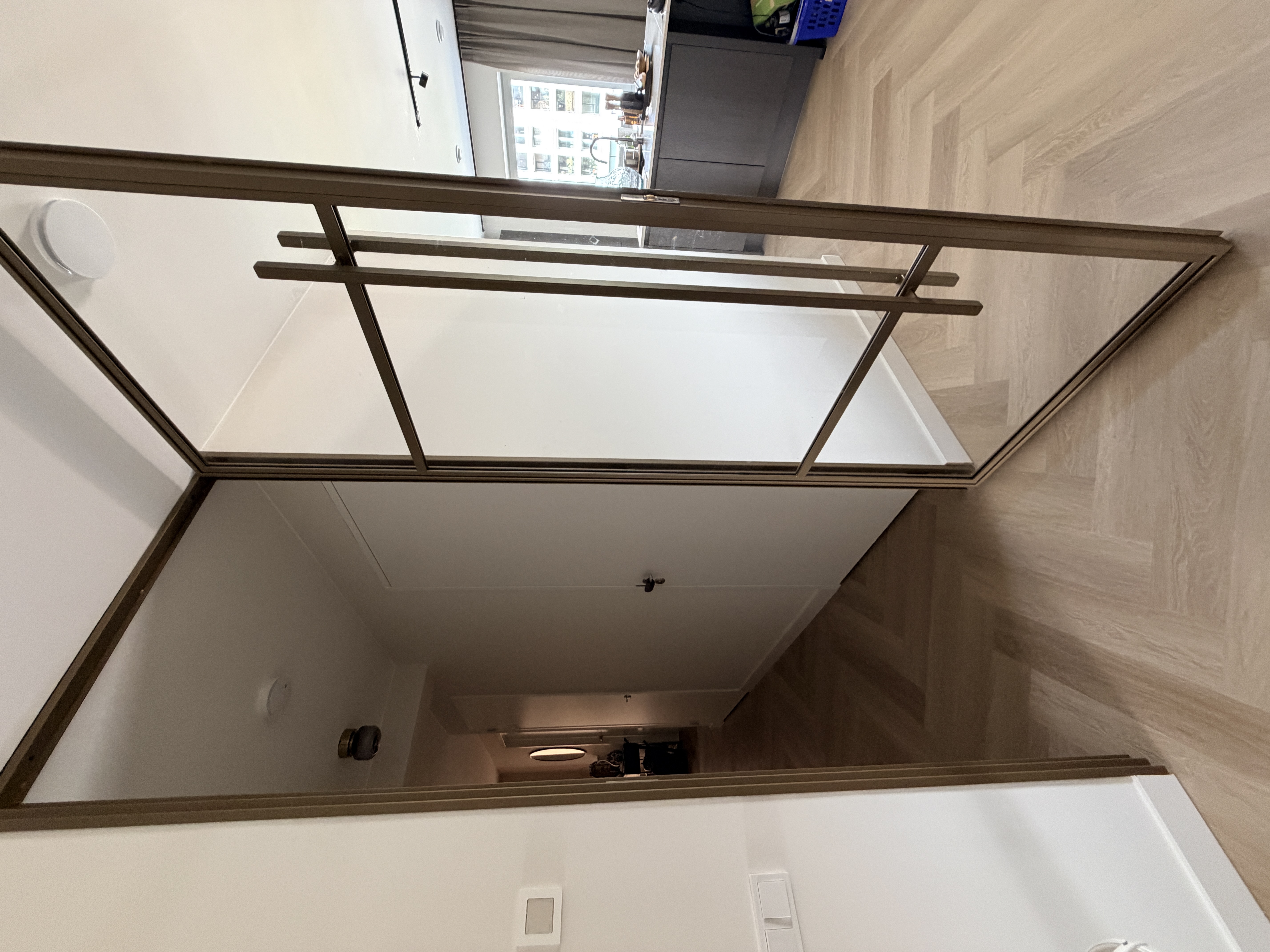 Detail van stalen scharnierdeur Medium Brons in Dordrecht met zichtbaar scharnier en profiel