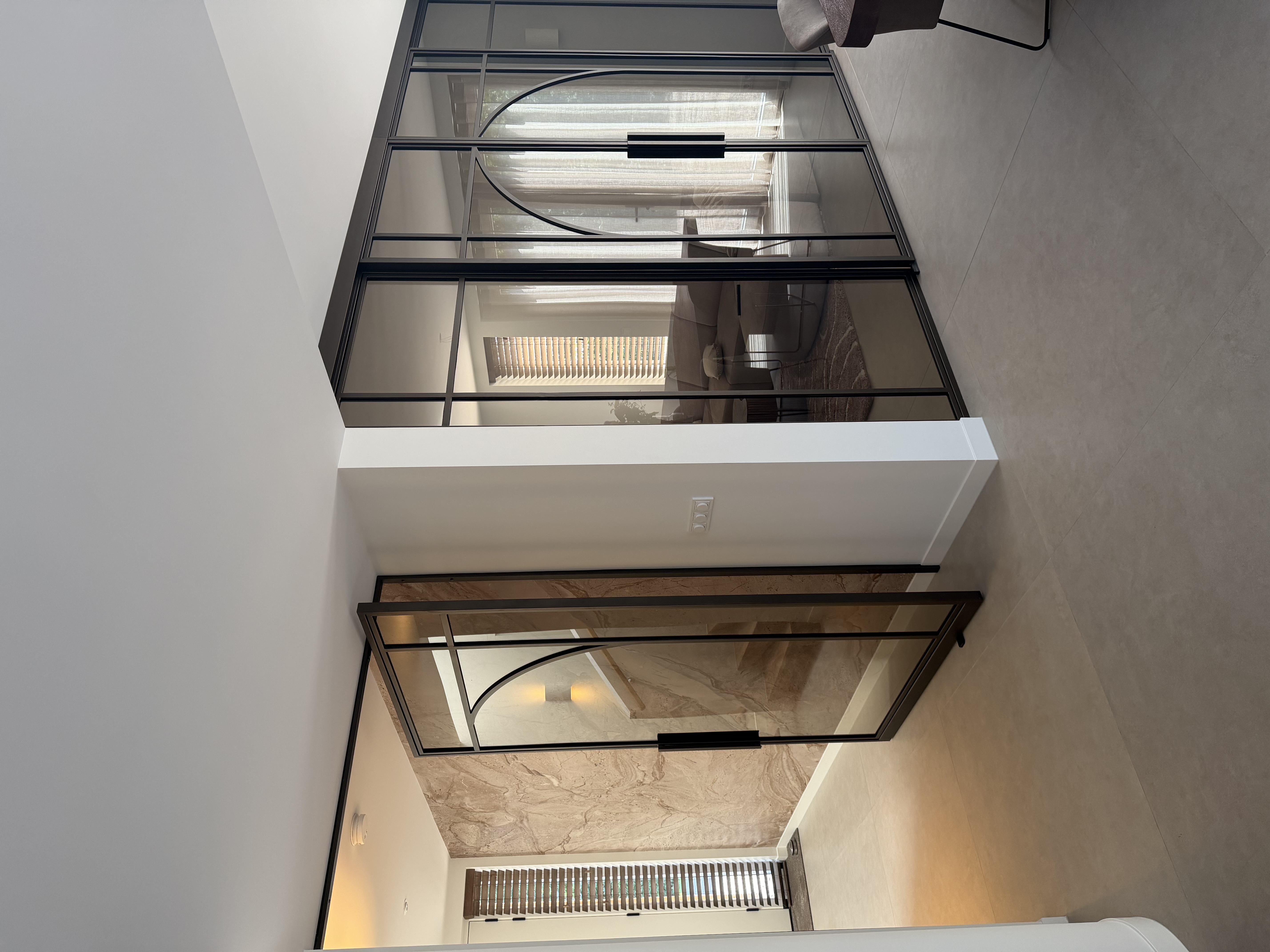 Decoratief boogdetail in Dark Brons op stalen deurpanelen — Stalen binnendeuren Heesch, taatsdeur detail