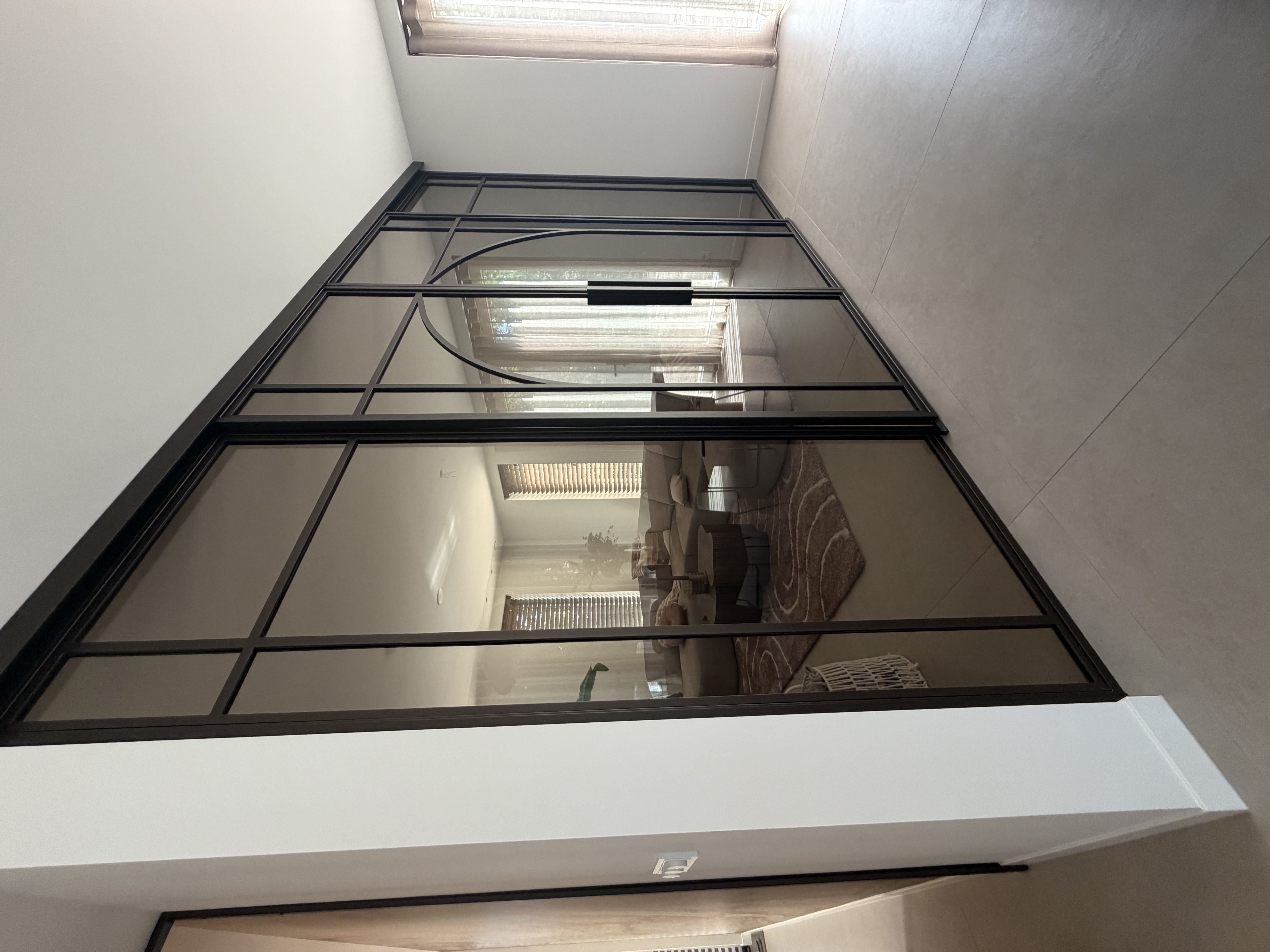 Zijlichtprofielen en brons glas tussen living en keuken in Dark Brons — Stalen binnendeuren Heesch, schuifdeur met zijlichten