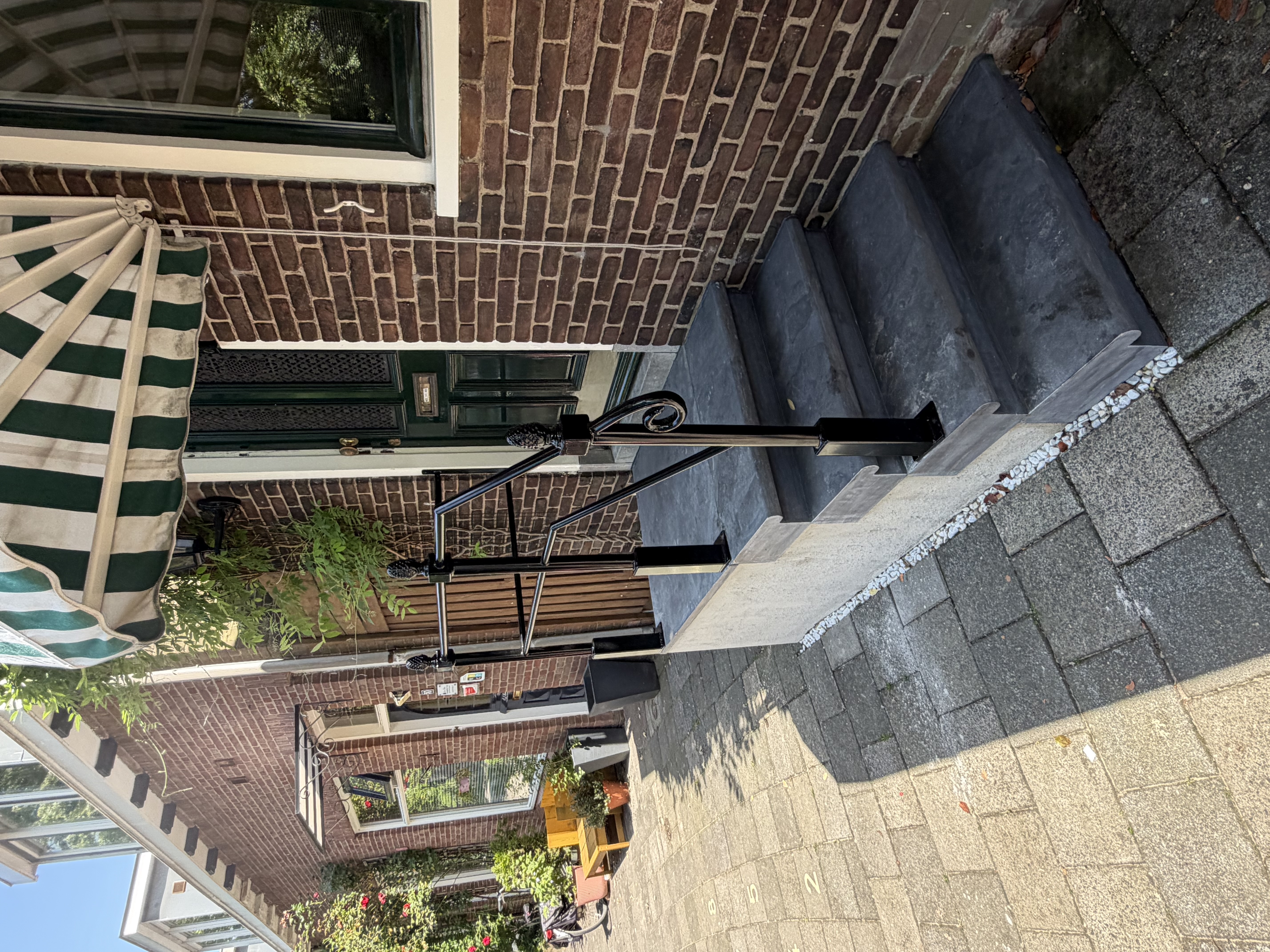 Stalen balustrade met trapleuning in ral 9005 — Maatwerk stalen balustrade en trapleuning in Dordrecht