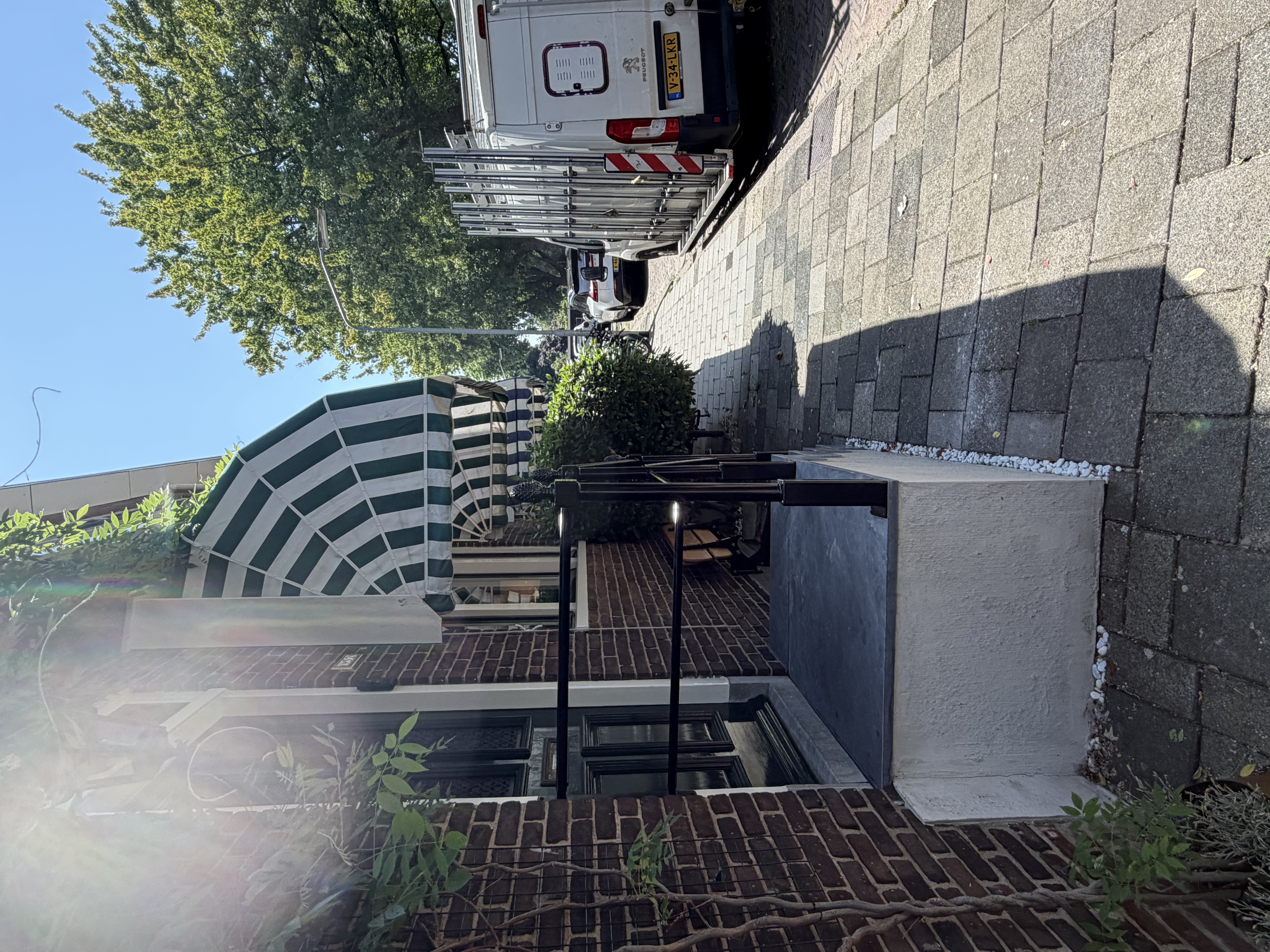 Volledig zicht op entree met zwarte stalen balustrade en trapleuning RAL 9005 Dordrecht
