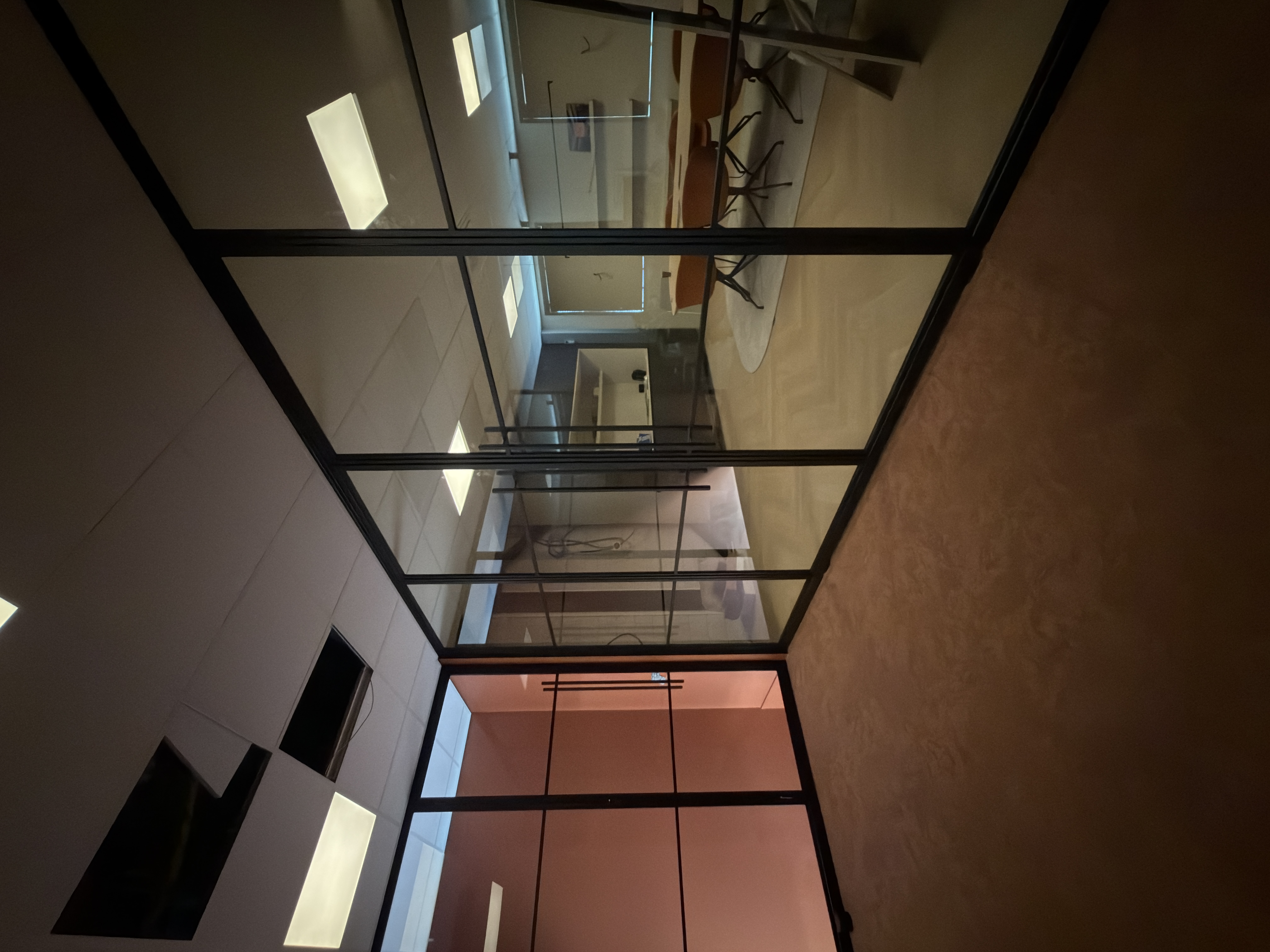 Taatsmechanisme en dubbele deurconstructie met zijlicht in RAL 9005 structuur, Fairboost Waddinxveen