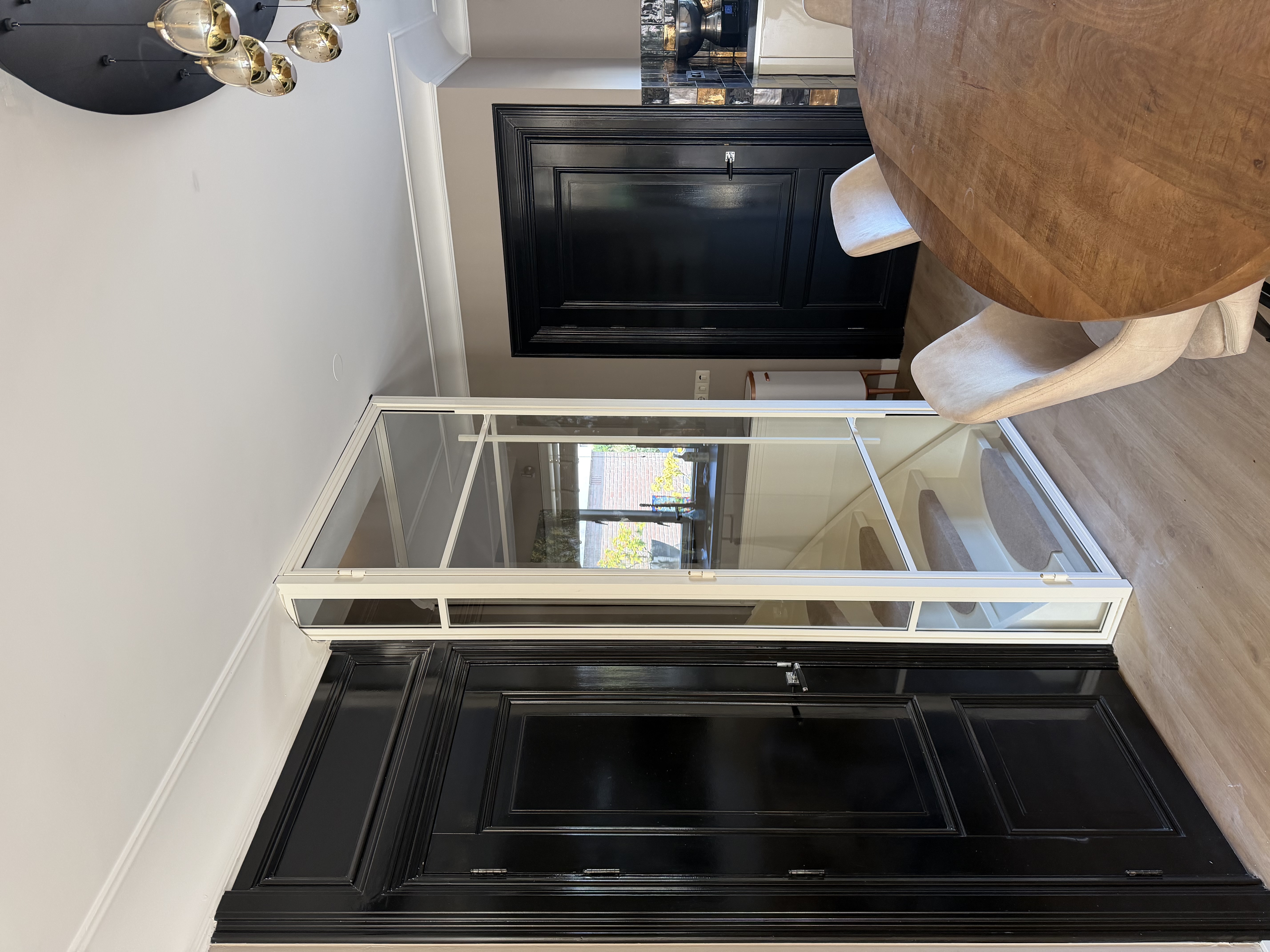 Hoekdetail stalen trapombouw met glas, Schiedam, trap ombouw in RAL 9010 structuur