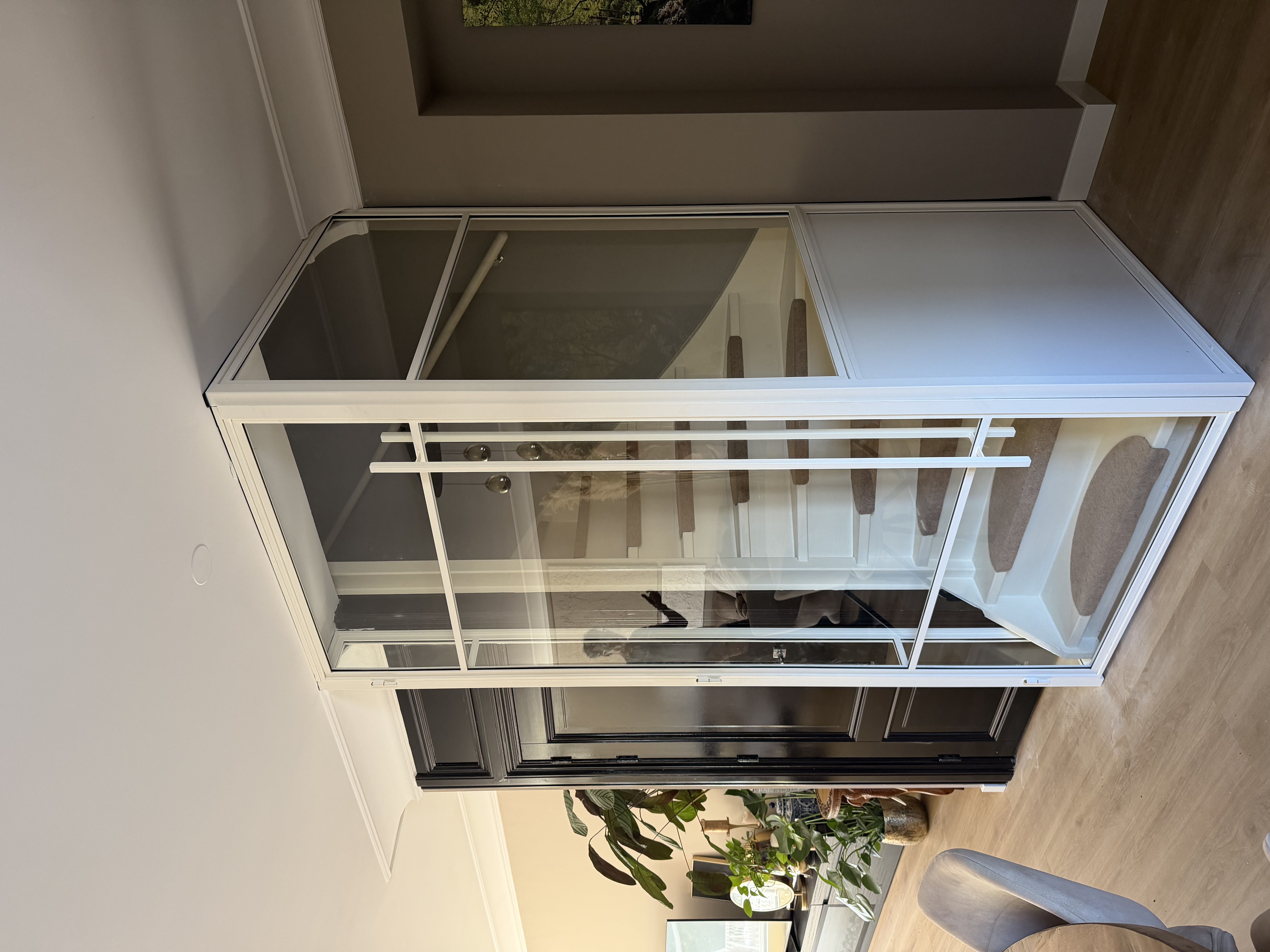 Trap ombouw in ral 9010 structuur — Stalen trapombouw met glas op maat in Schiedam