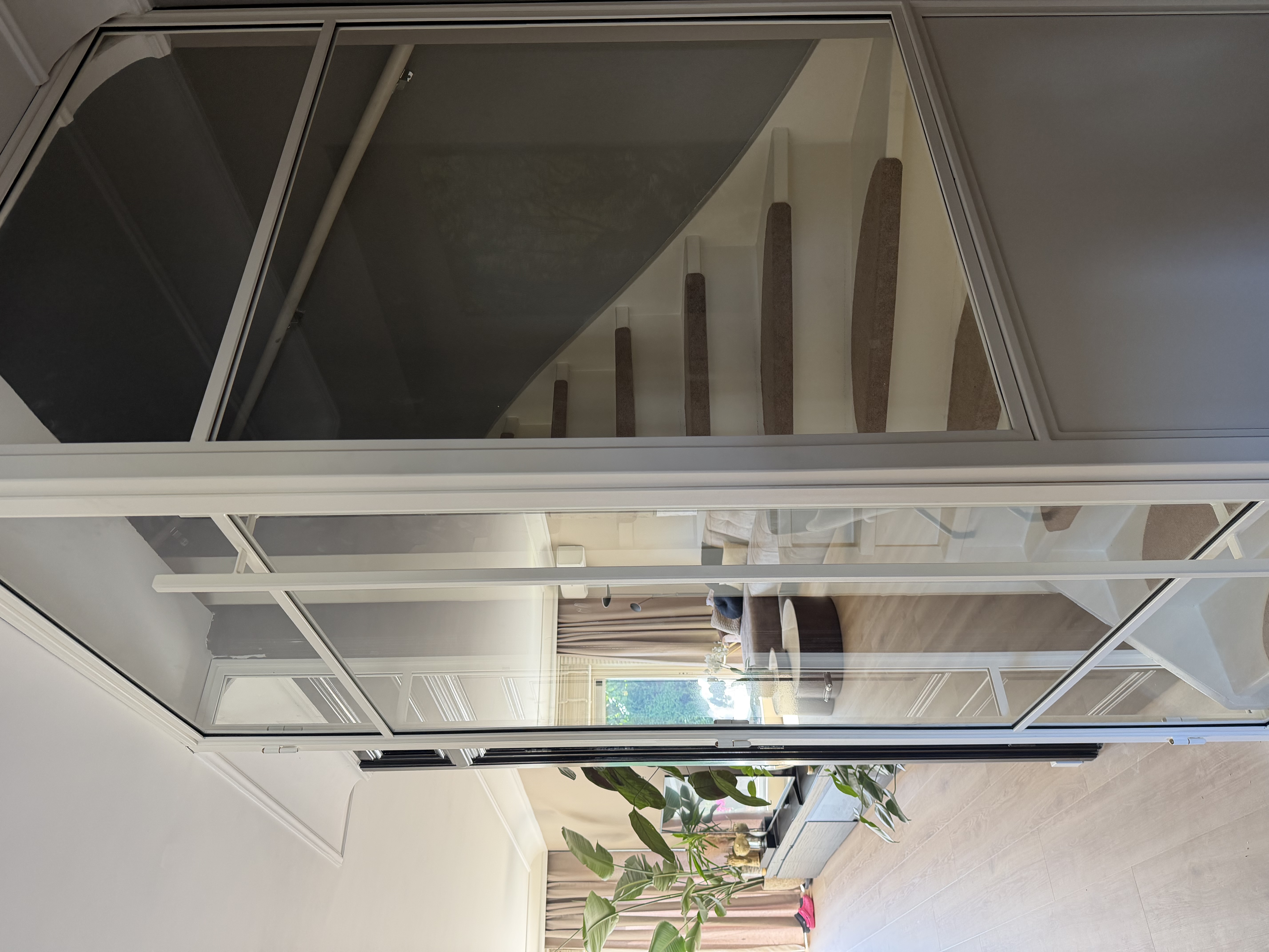 Detailfoto van slanke horizontale profielen in stalen trapombouw, Schiedam