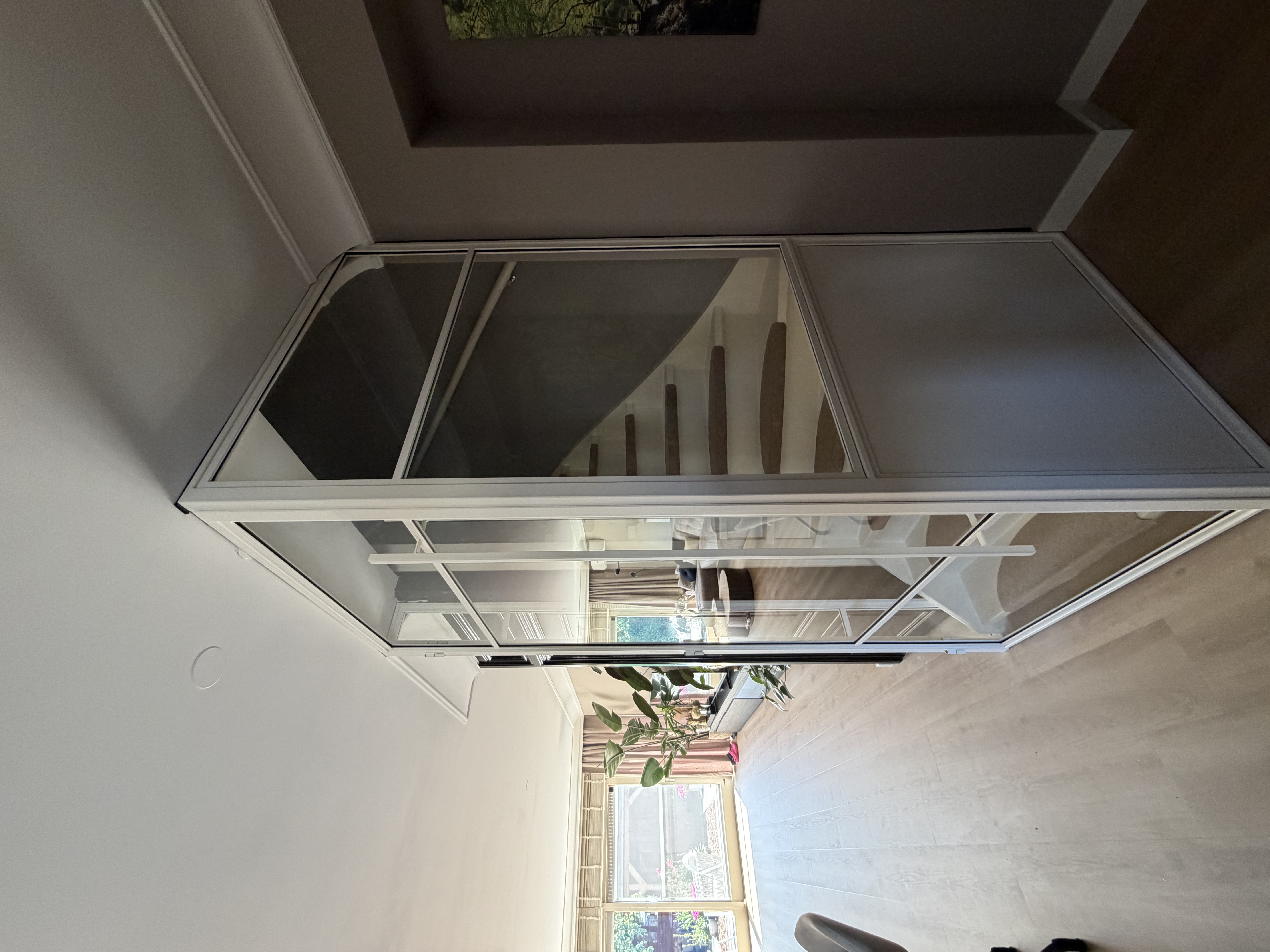 Verticale stalen profielen en handgreepdetail van trapombouw in Schiedam