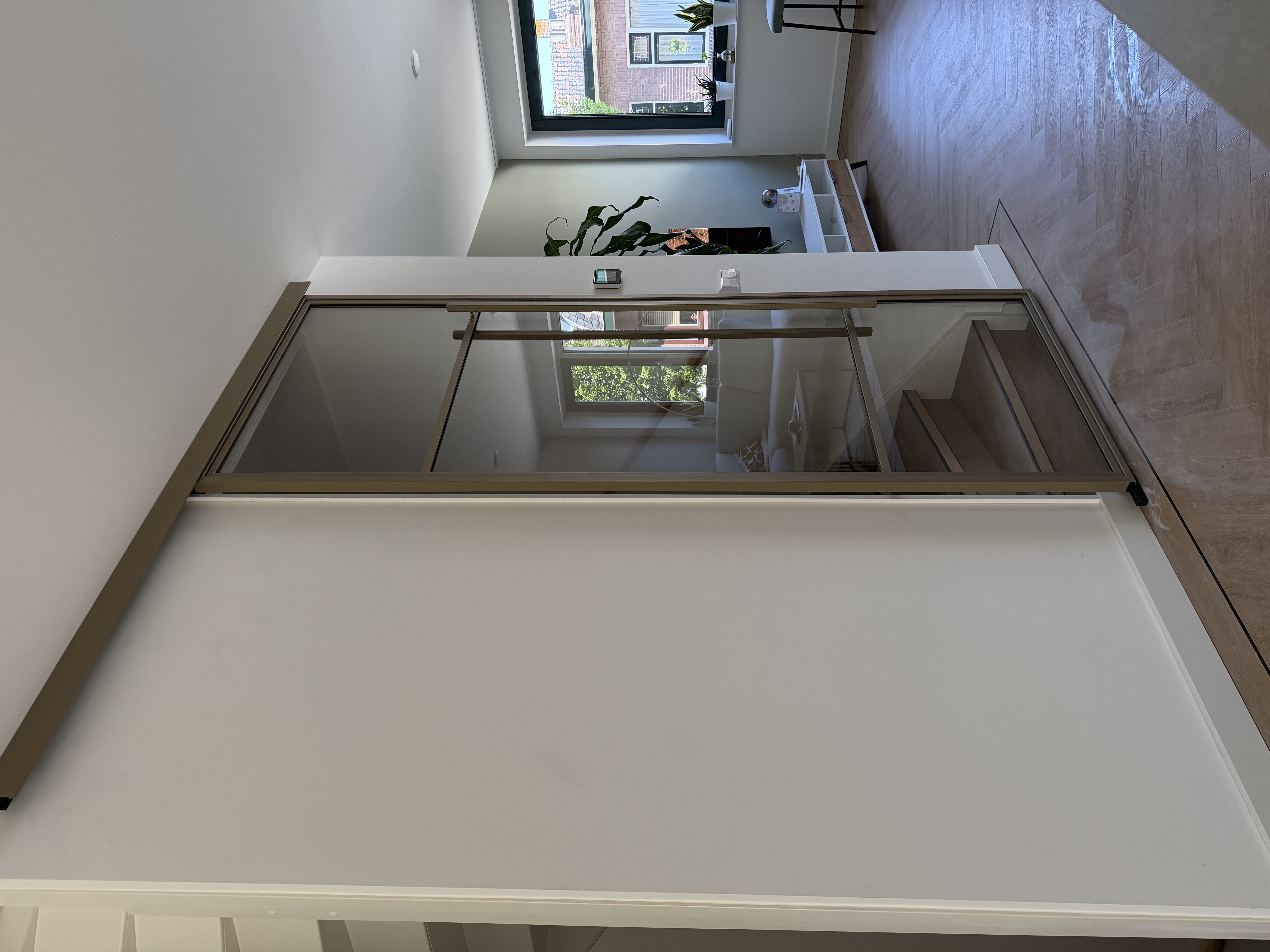 Stalen binnendeur in light brons — Stalen Light Bronze schuifdeur met softclose geplaatst in Leiden