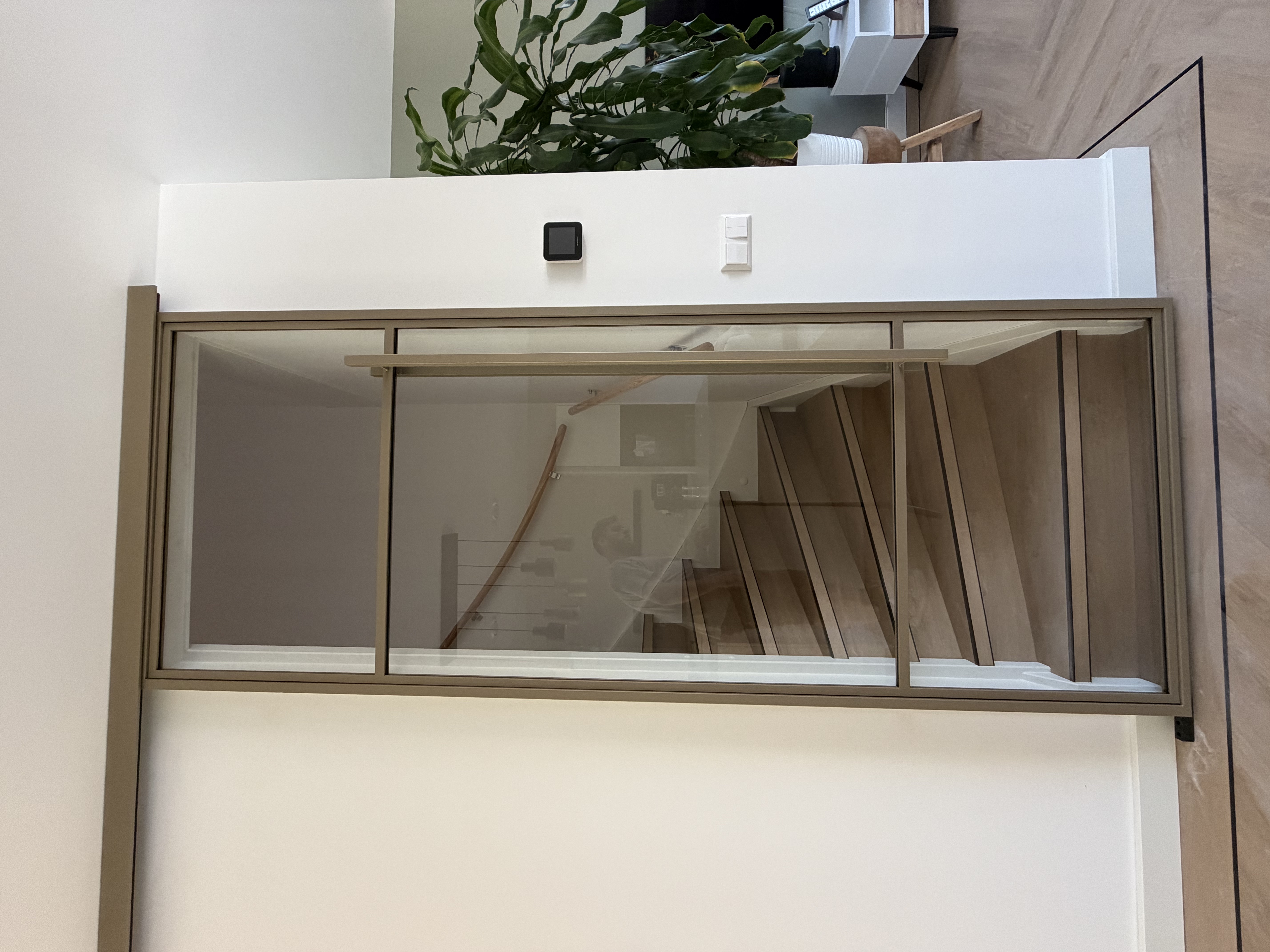 Close-up slanke profielen van Light Brons stalen schuifdeur in Leiden interieur
