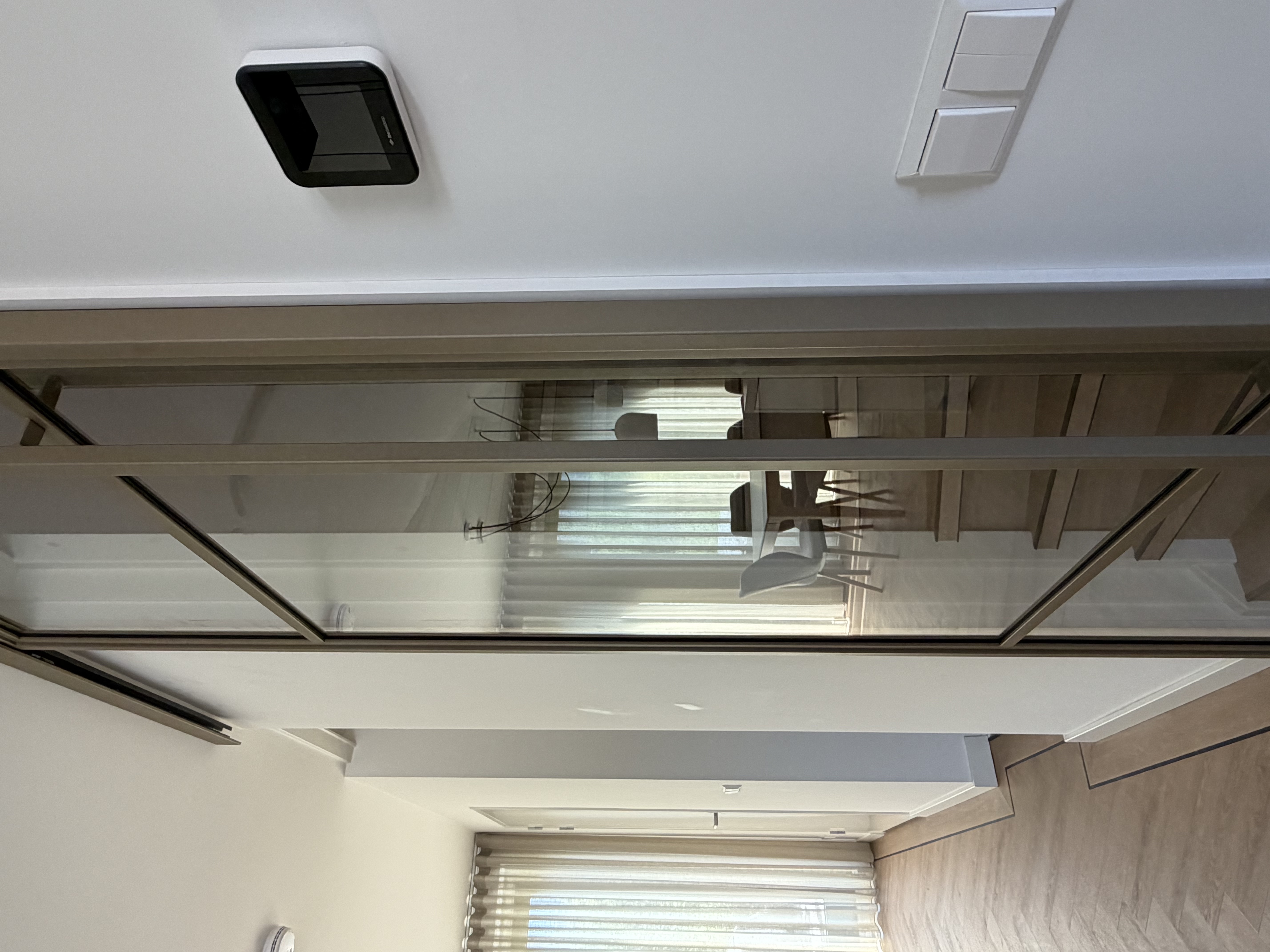 Stalen Light Bronze schuifdeur met softclose bij trapopgang in Leiden