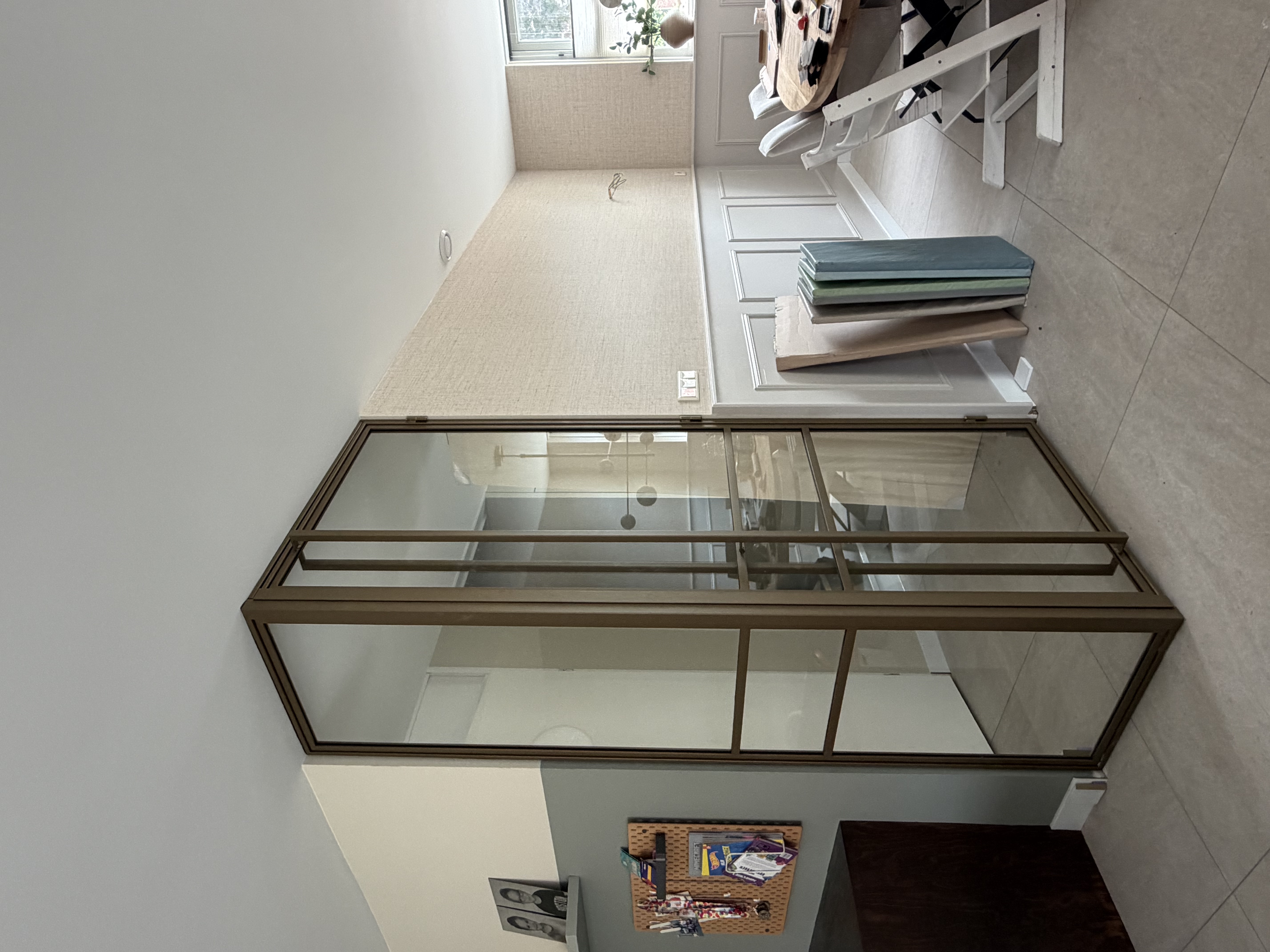 Stalen scharnierdeur Medium Brons met zijlicht, Alblasserdam — close-up scharnier en glasroeden