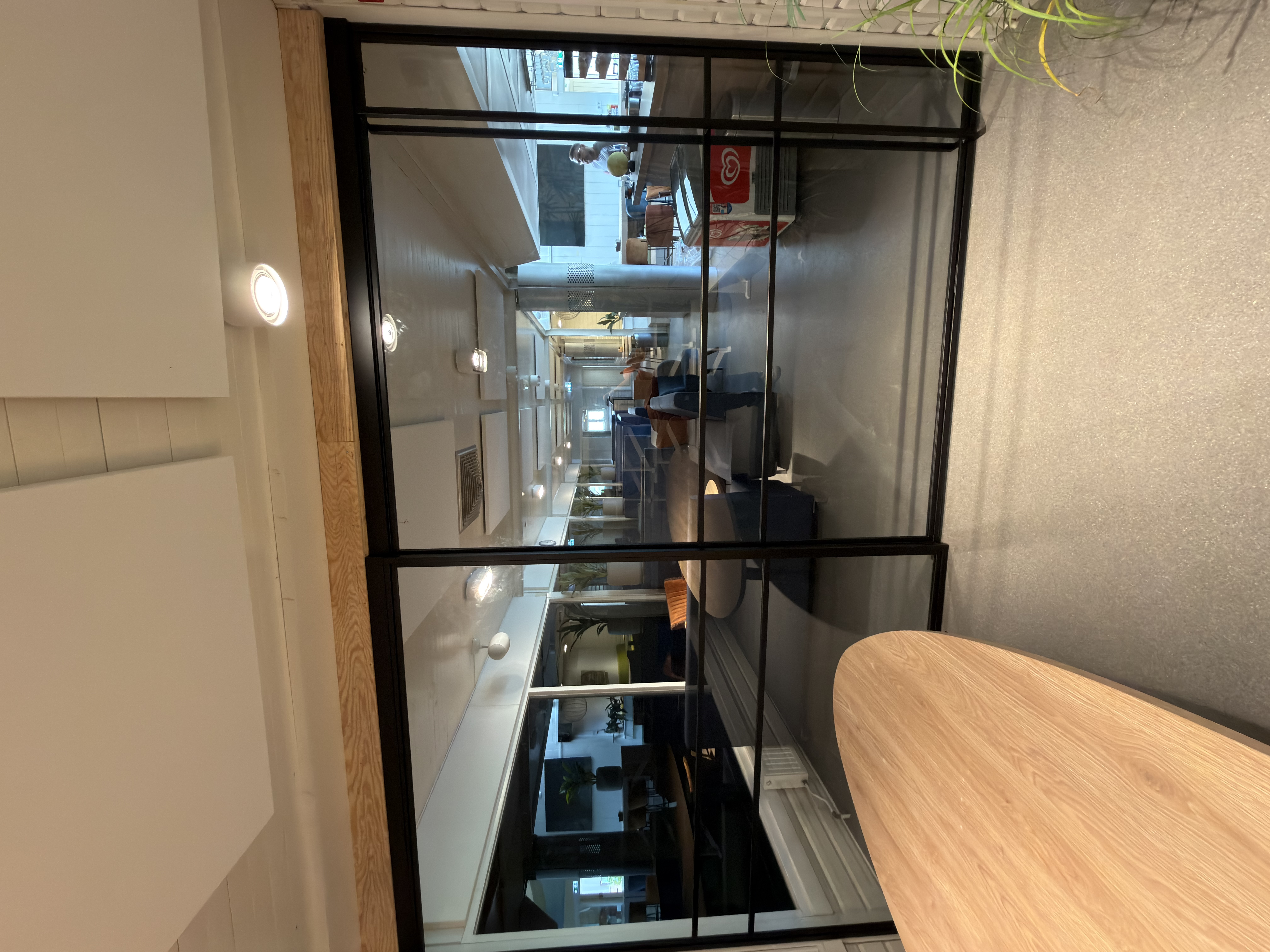 Onderzijde stalen schuifdeur en rails‑detail met softclose montage, maatwerk in Dordrecht