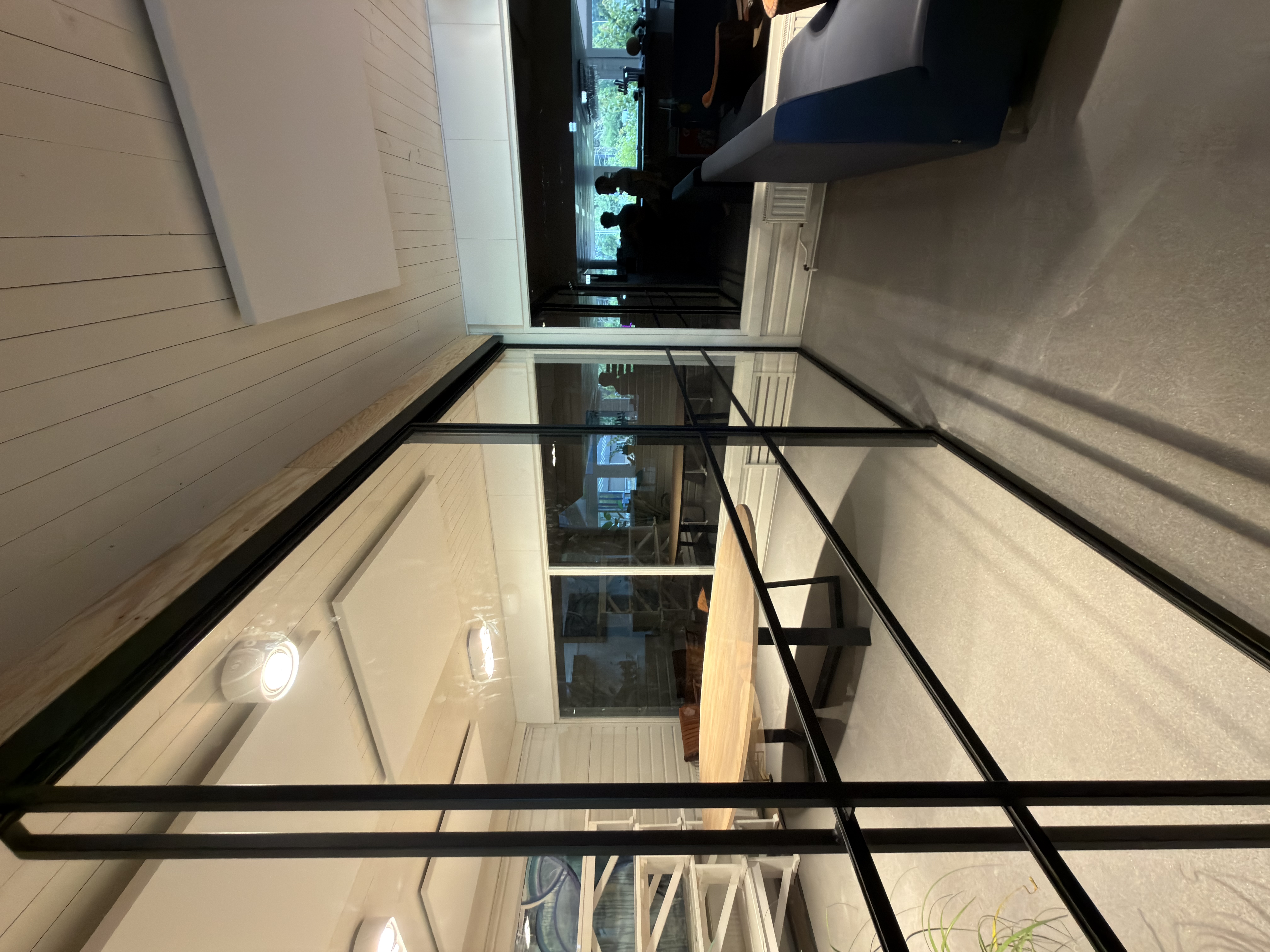 Detail van zwarte fijnstructuurcoating (RAL 9005) en slank profiel van stalen binnendeur in Dordrecht