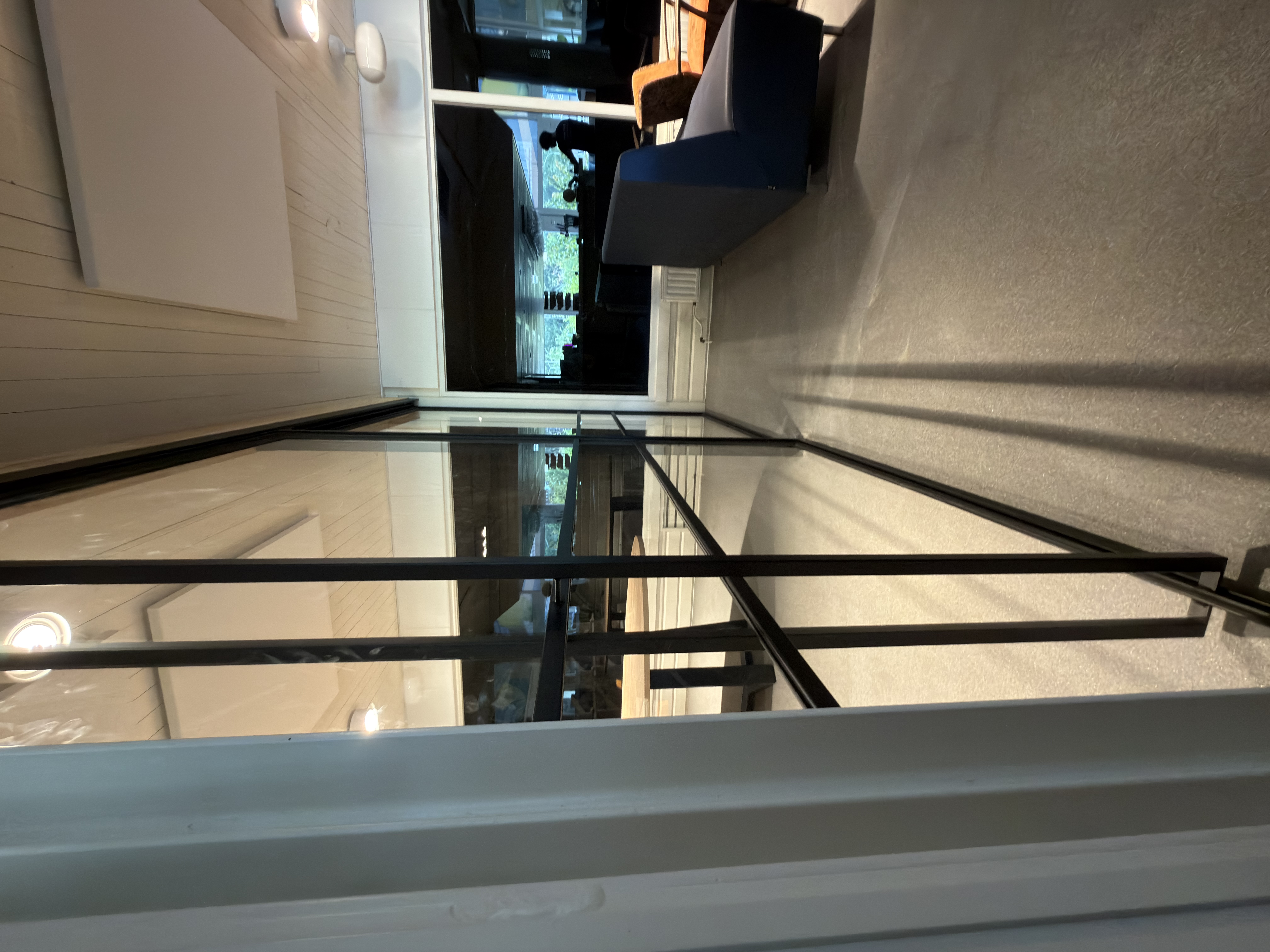 Zicht op schuifdeuropening met softclose‑systeem in stalen schuifdeur, project Dordrecht