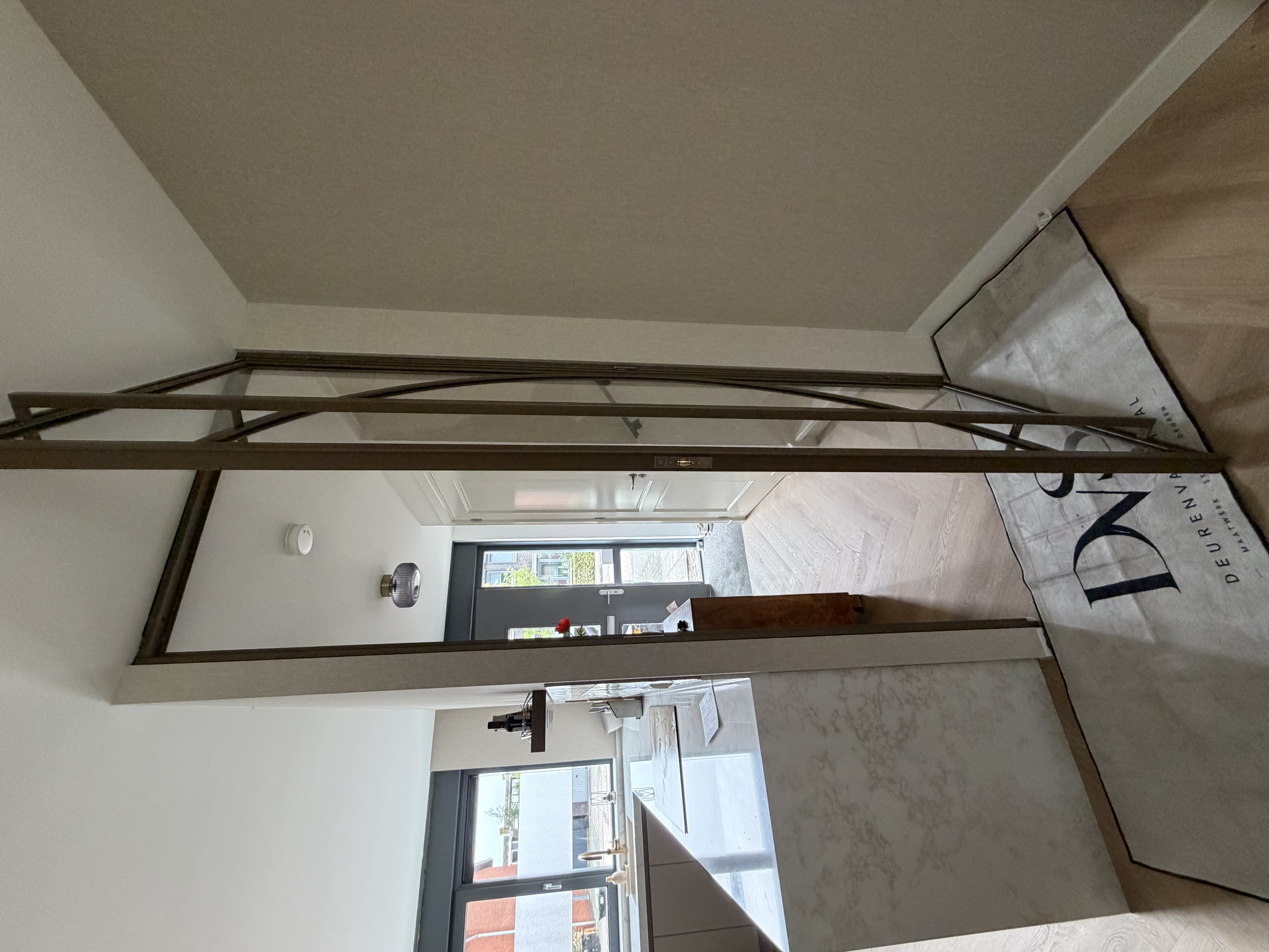Detail van medium brons afwerking en handgeschuurde rand, Molenaarsgraaf, scharnierdeur en trapleuningen