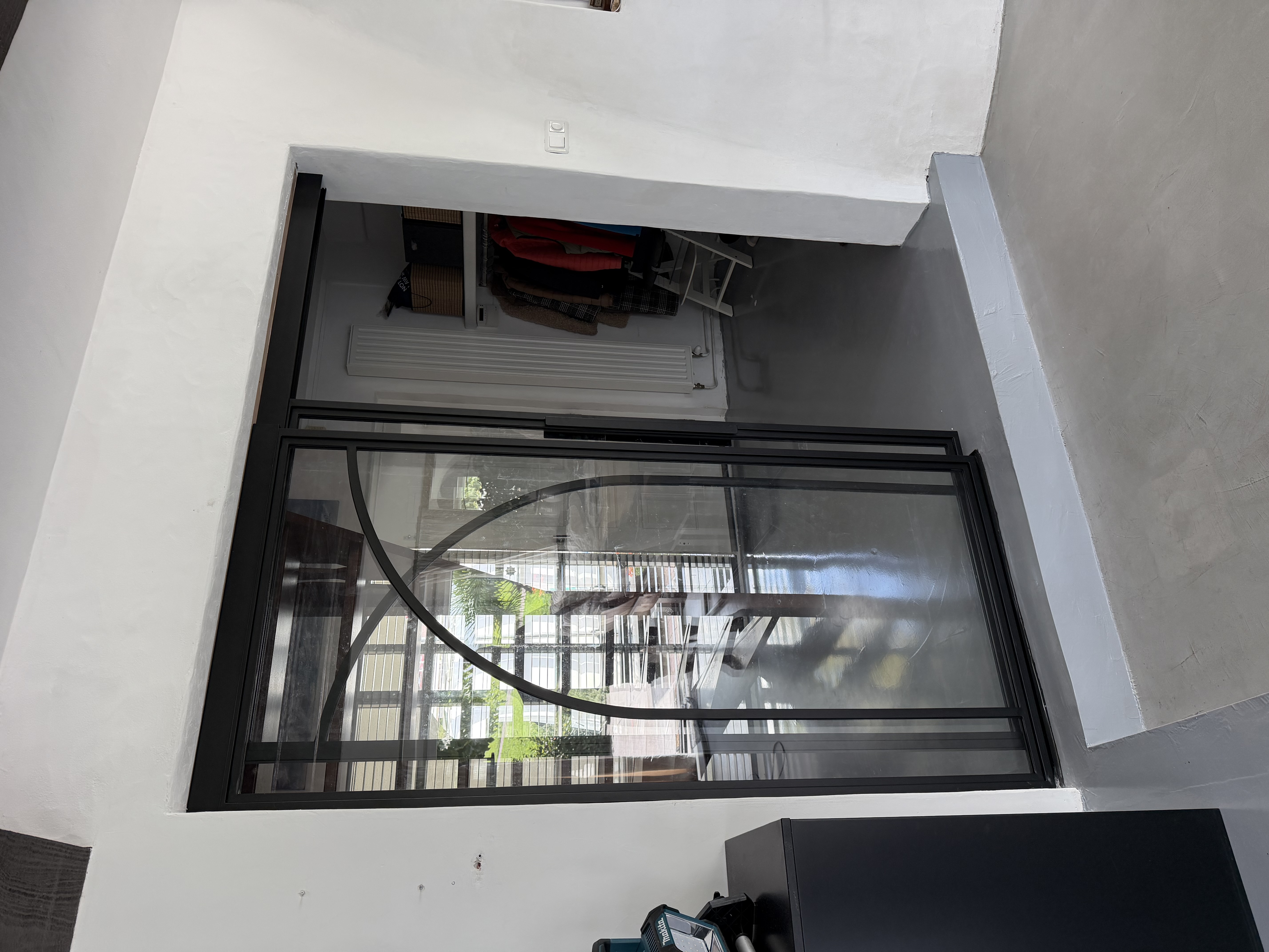 Zwarte stalen schuifdeur en vast zijlicht in Zevenhuizen met helder glas en softclose systeem