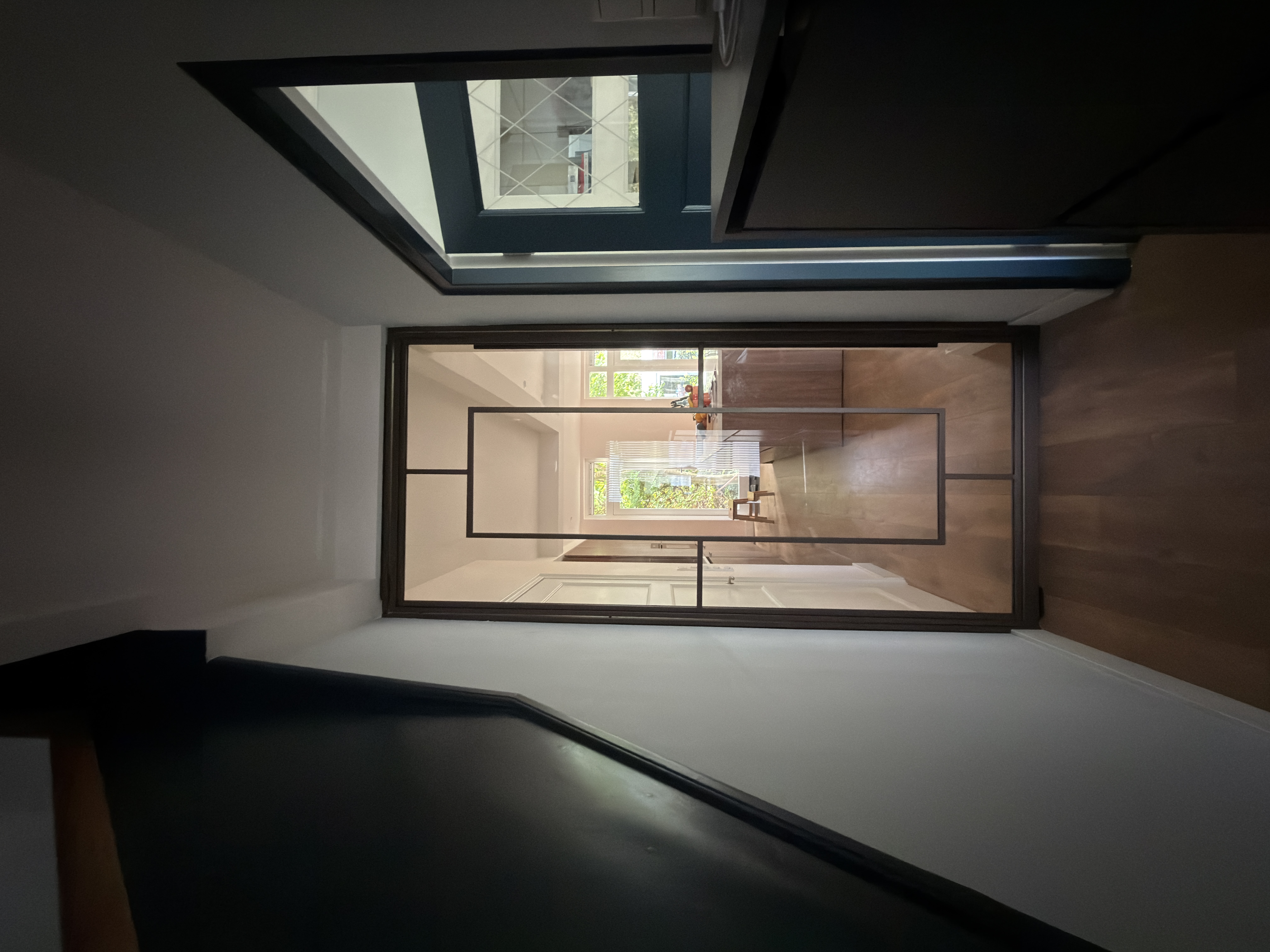 Volledig geopende Anonic Brown stalen taatsdeur in hal van woning te Alblasserdam