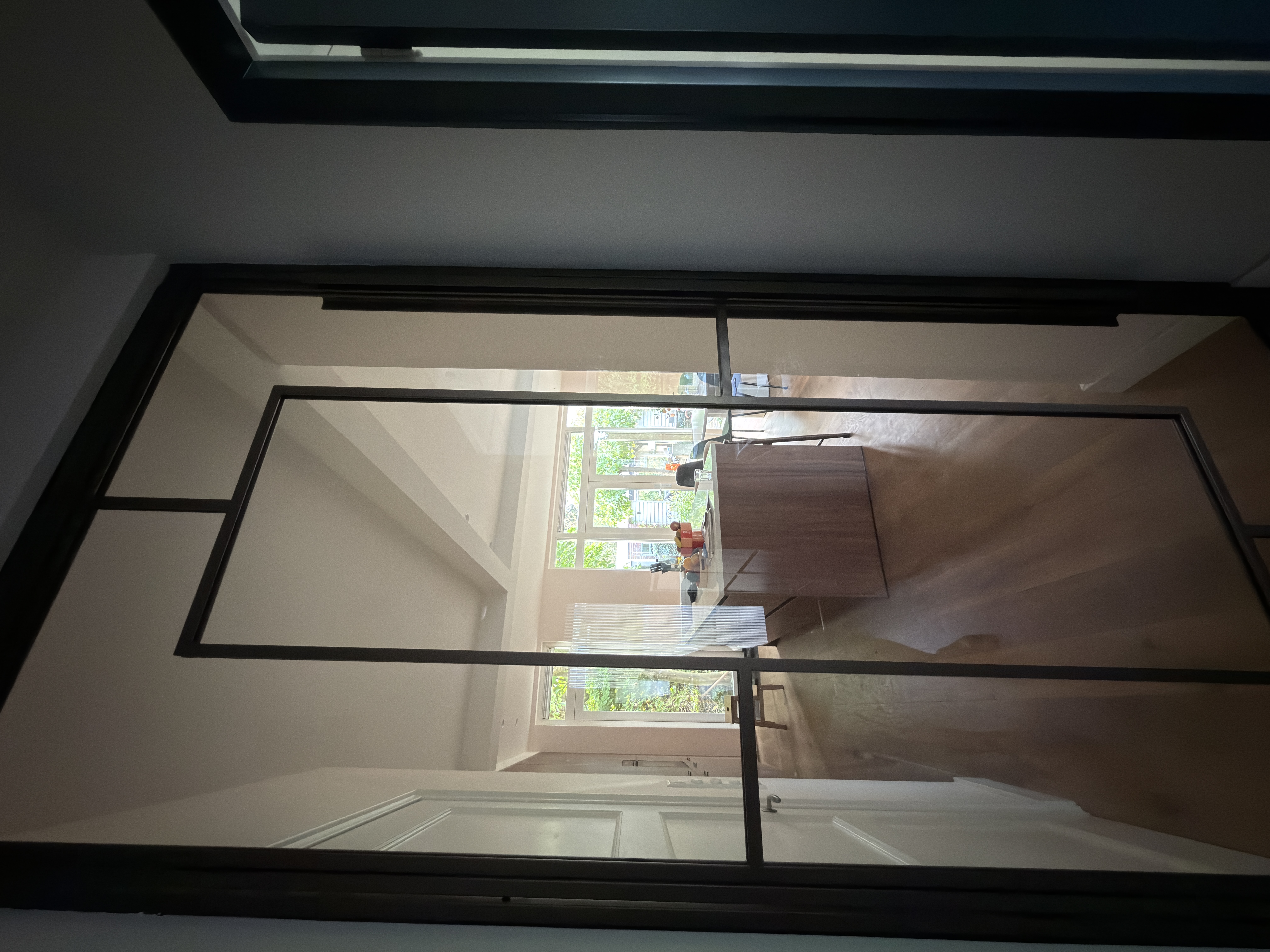 Profiel en scharnier van stalen taatsdeur Anonic Brown in woning Alblasserdam