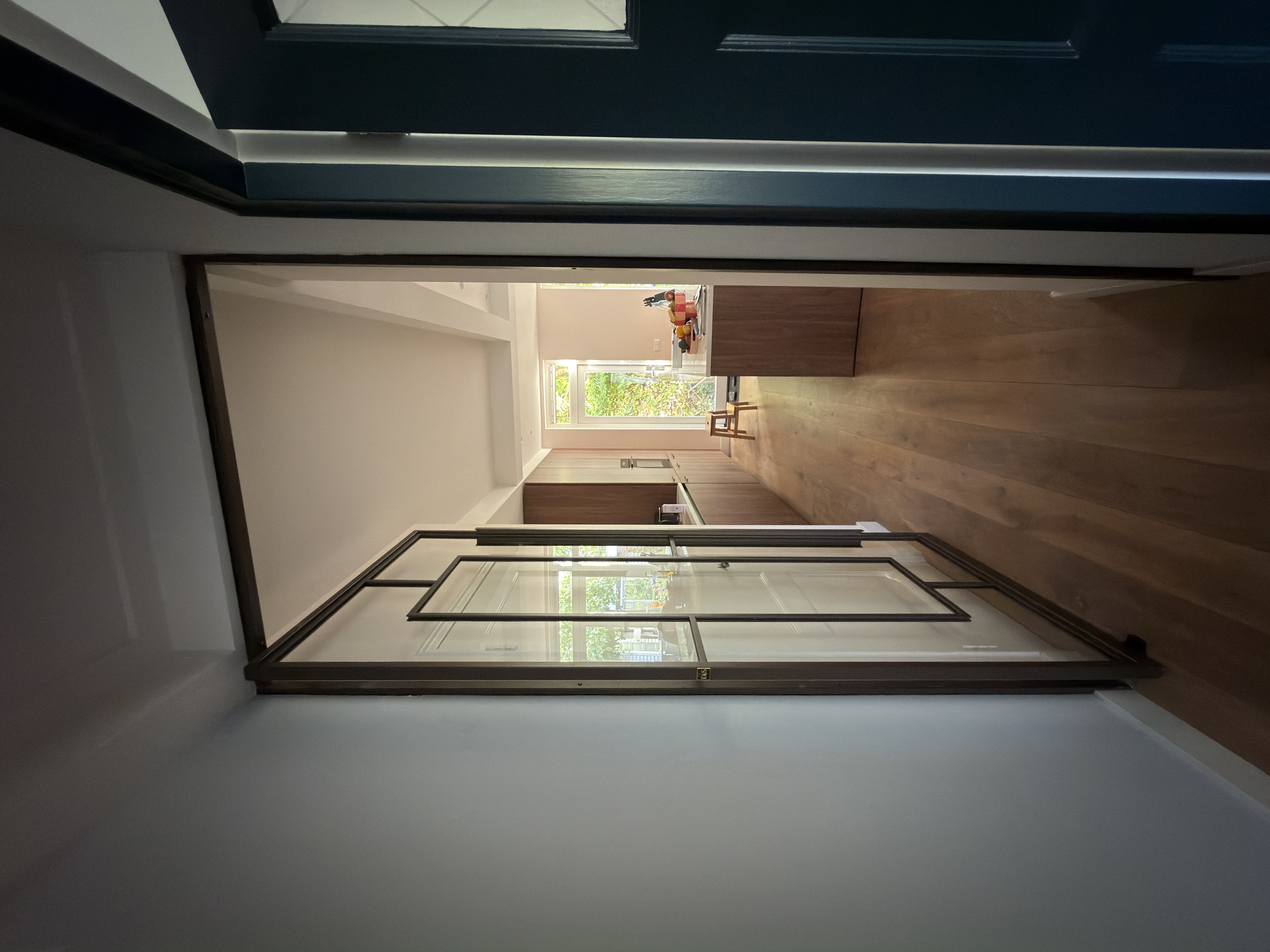 Hoog perspectief stalen taatsdeur Anonic Brown in Alblasserdam, deur gedeeltelijk geopend