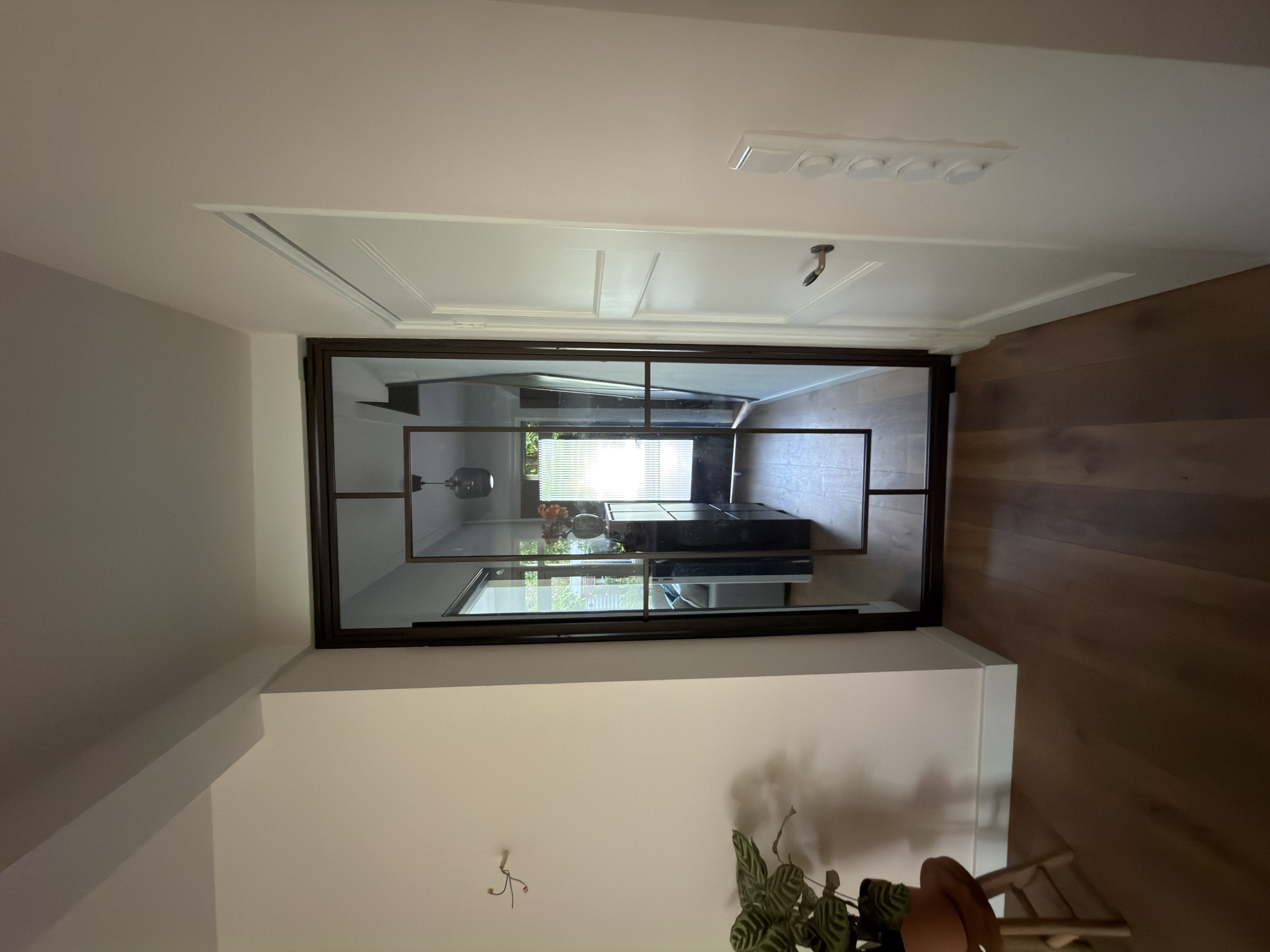 Close-up Anonic Brown structuur van stalen taatsdeur in Alblasserdam met slank profiel