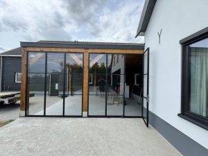 Project Ottoland – Stalen pui met enkele deur onder overkapping