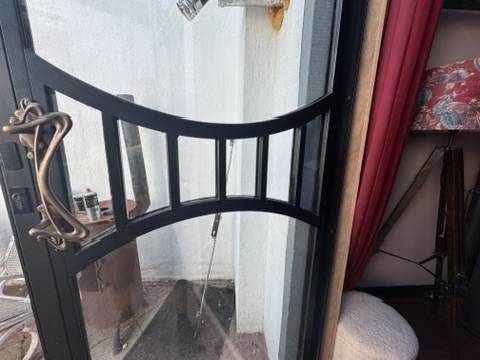 Stalen buitendeur met klassiek smeedwerk — Oegstgeest