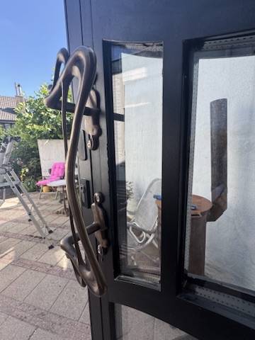 Stalen buitendeur met klassiek smeedwerk in Oegstgeest