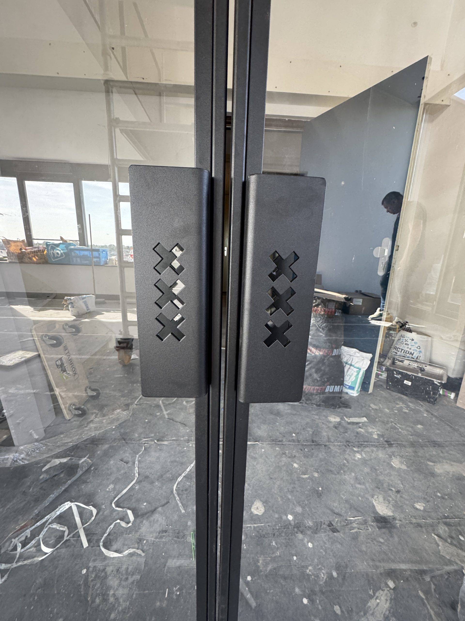 Stalen pui met geïntegreerde balustrade in Amsterdam