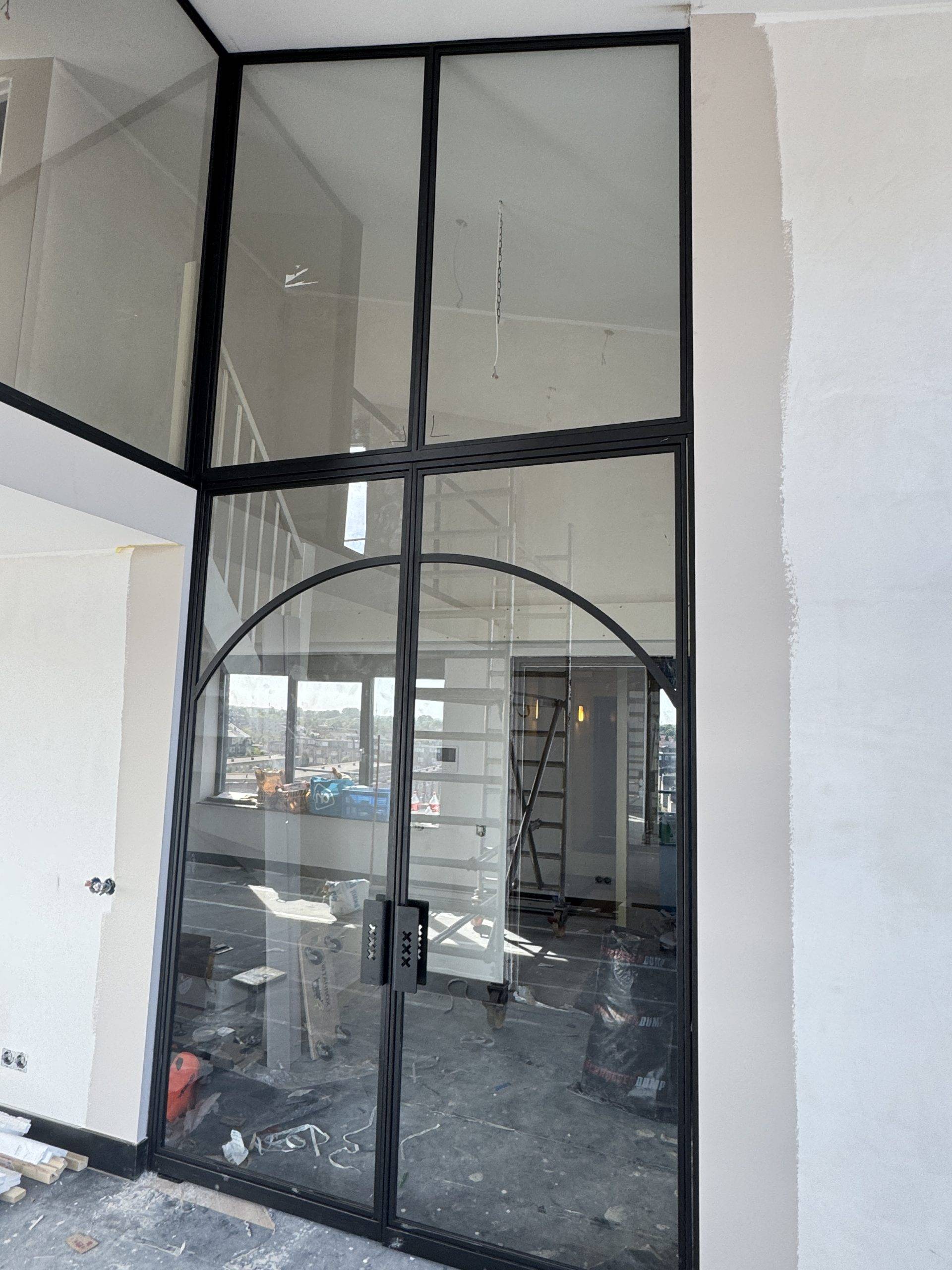 Stalen pui met geïntegreerde balustrade in Amsterdam